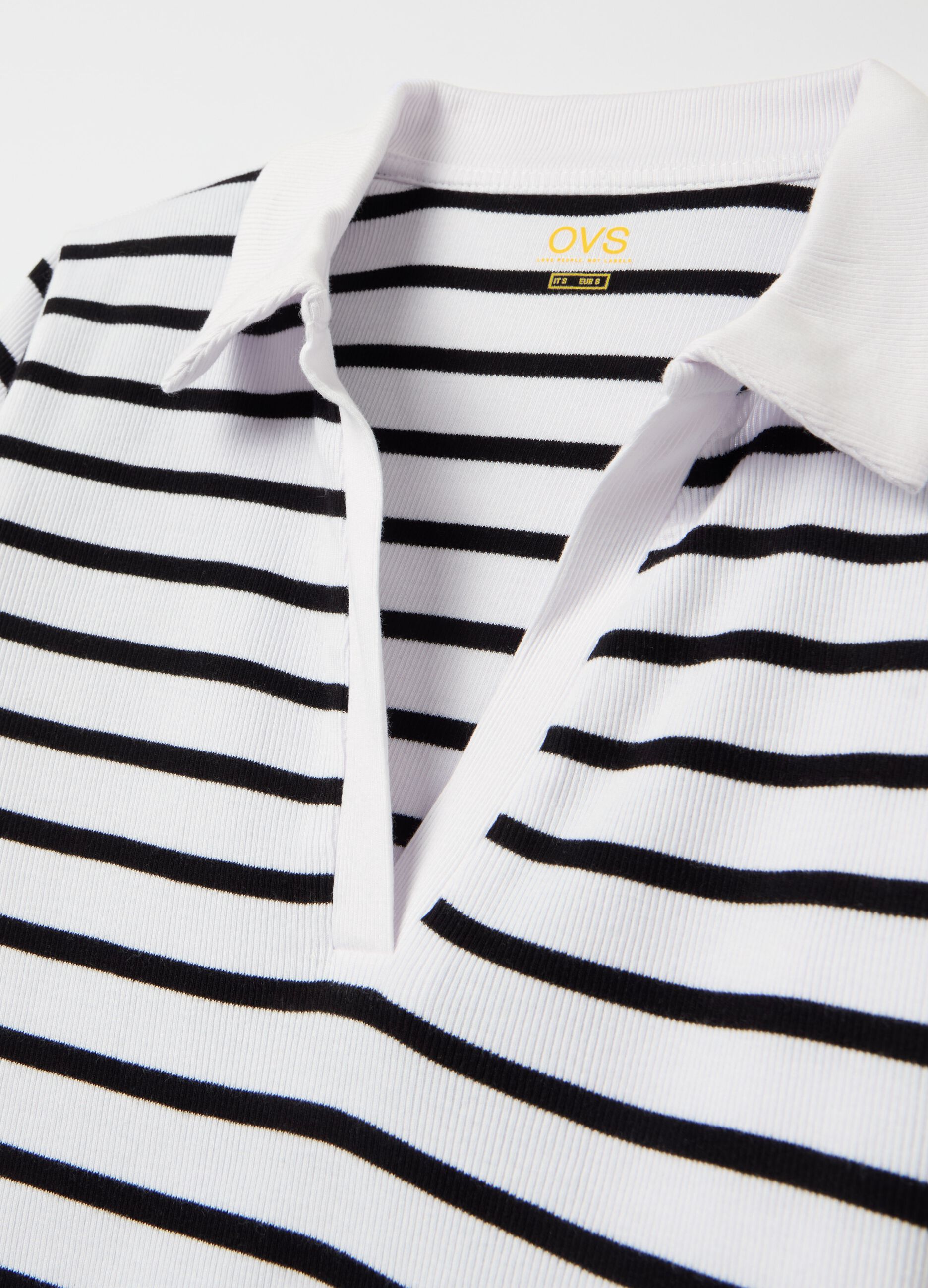 T-shirt a righe con scollo a polo