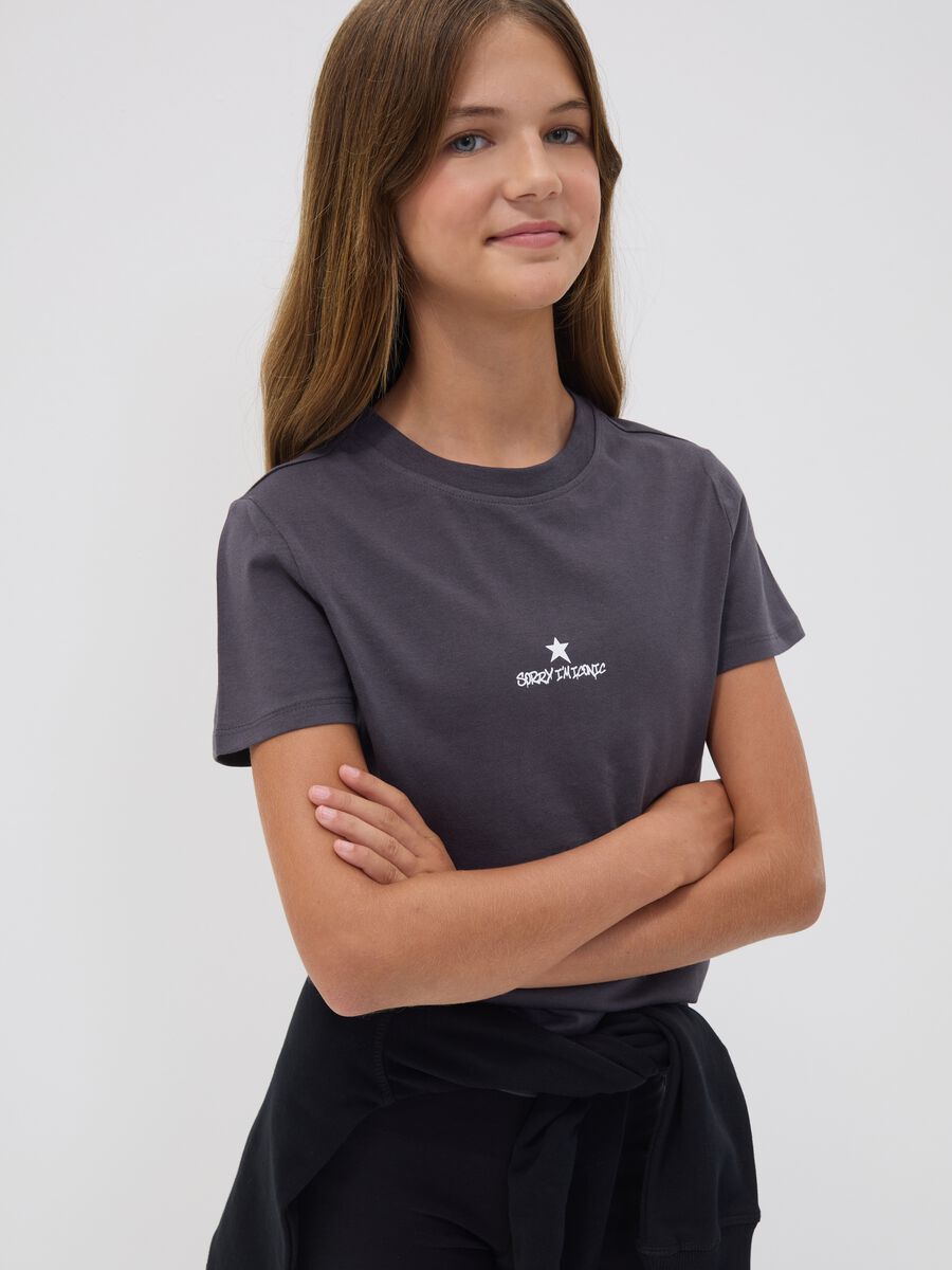 T-shirt grigia in puro cotone organico con grafica fronte e retro per ragazza_0