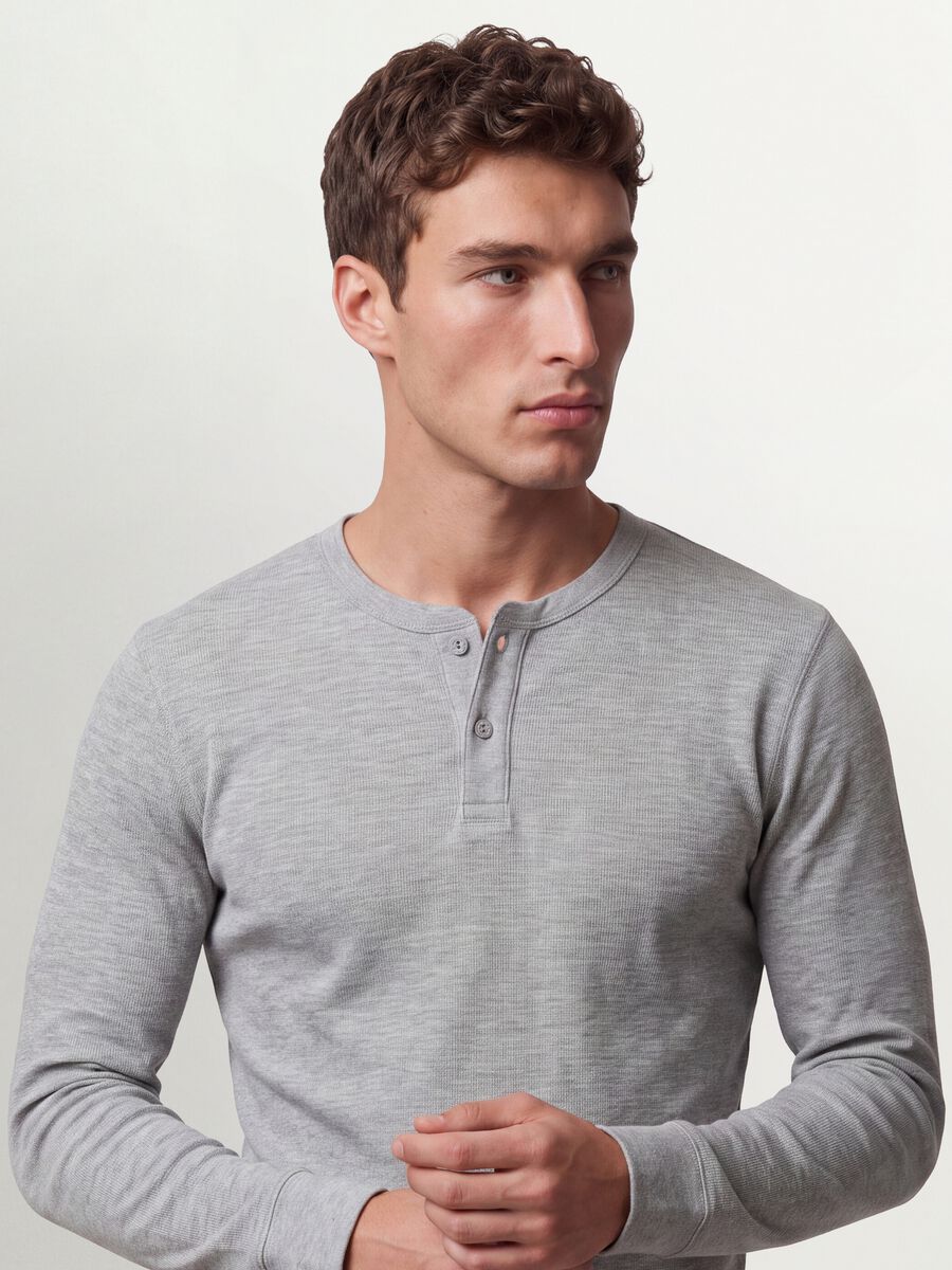T-shirt grigia in misto viscosa a nido d'ape regular fit_4