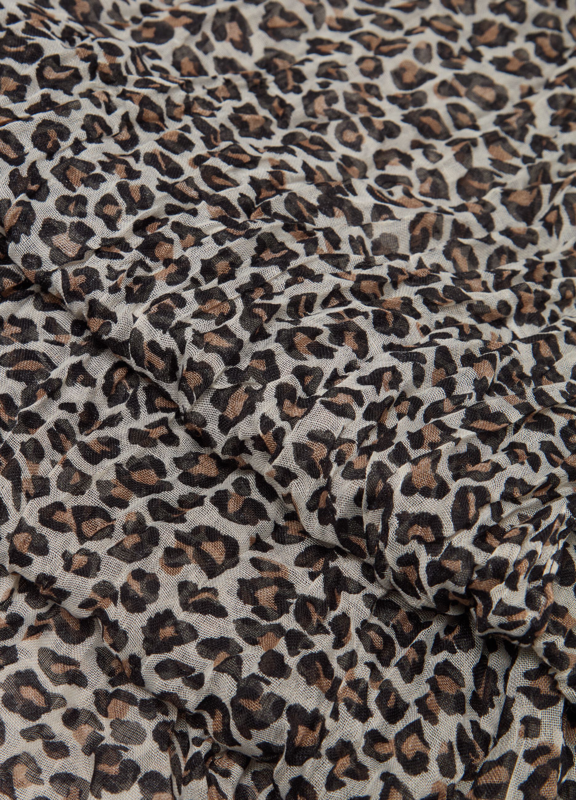 Crinkle-effect leopard scarf