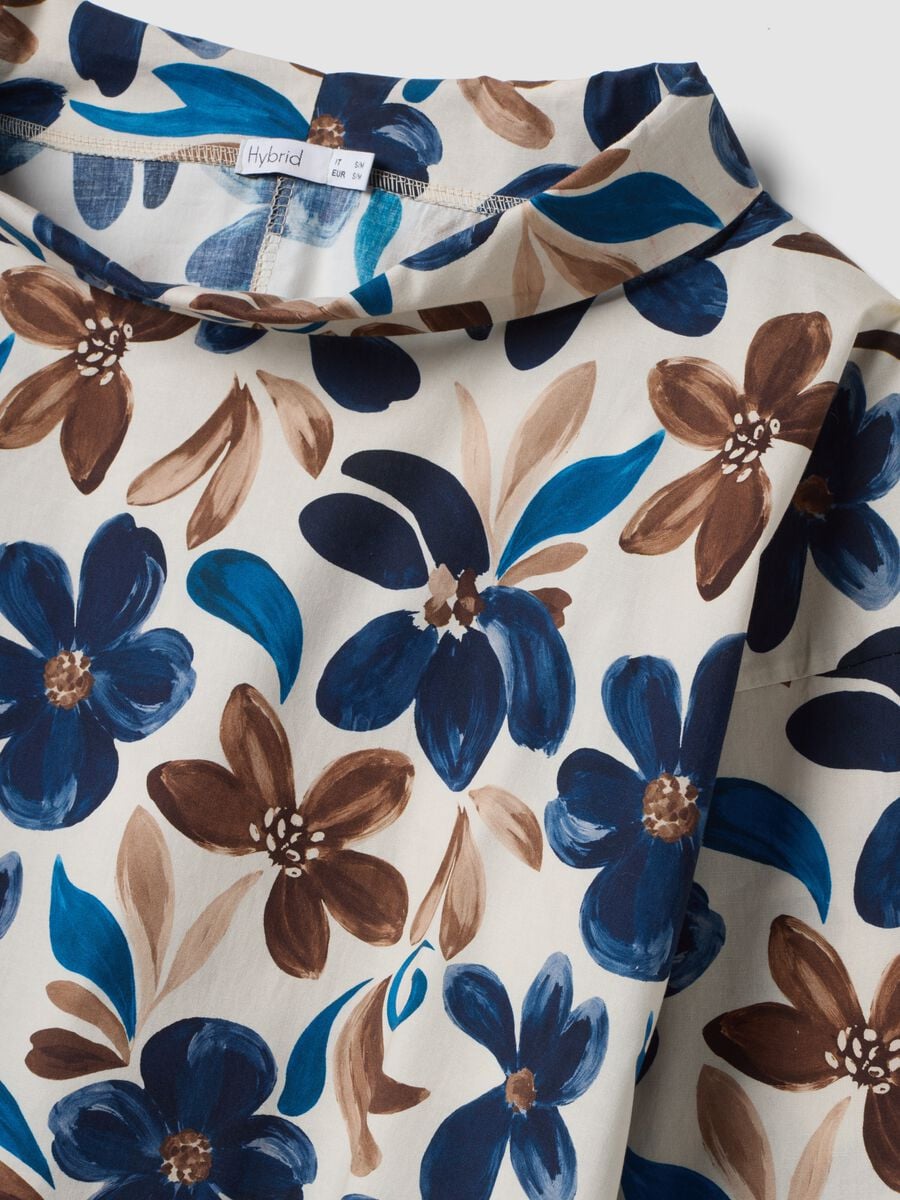 Blusa bianca in cotone elasticizzato con fantasia floreale regular fit_5