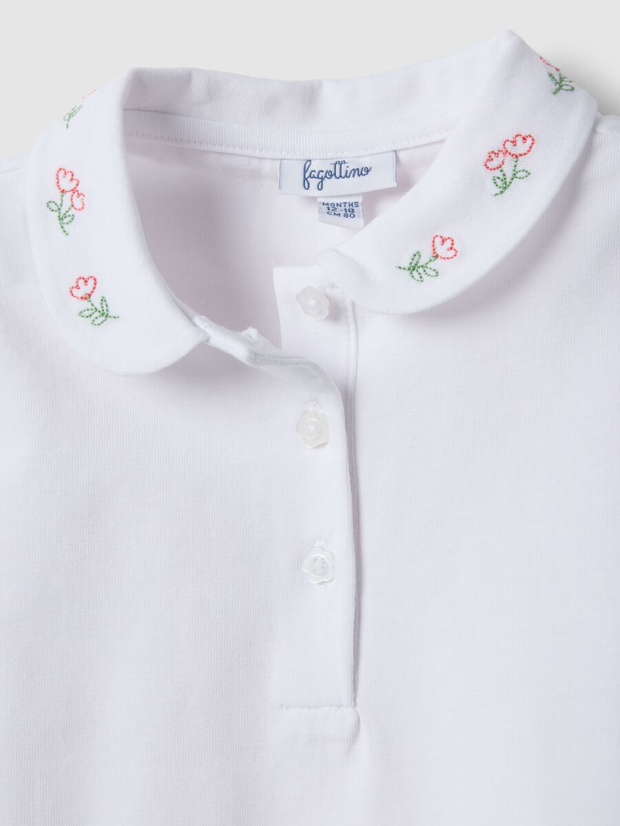 Polo in cotone elasticizzato bianca da bimba regular fit con ricami_2