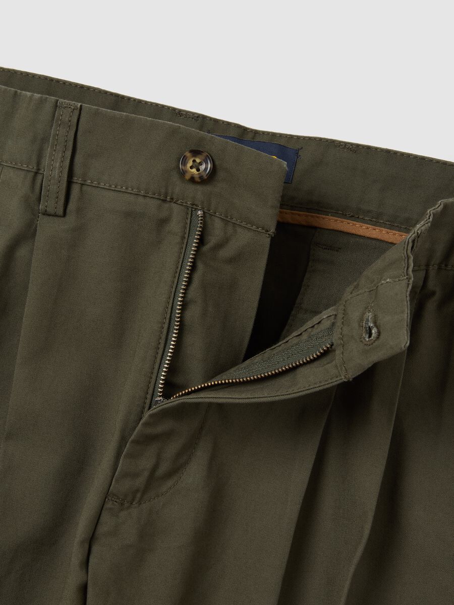Pantaloni chino in puro cotone twill verdi regular fit_1