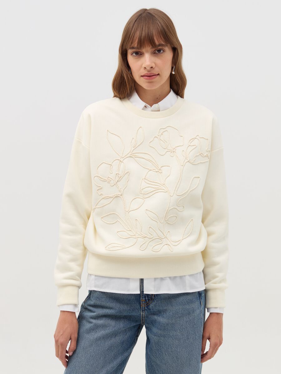 Sweatshirt with floral embroidery and round neck_0