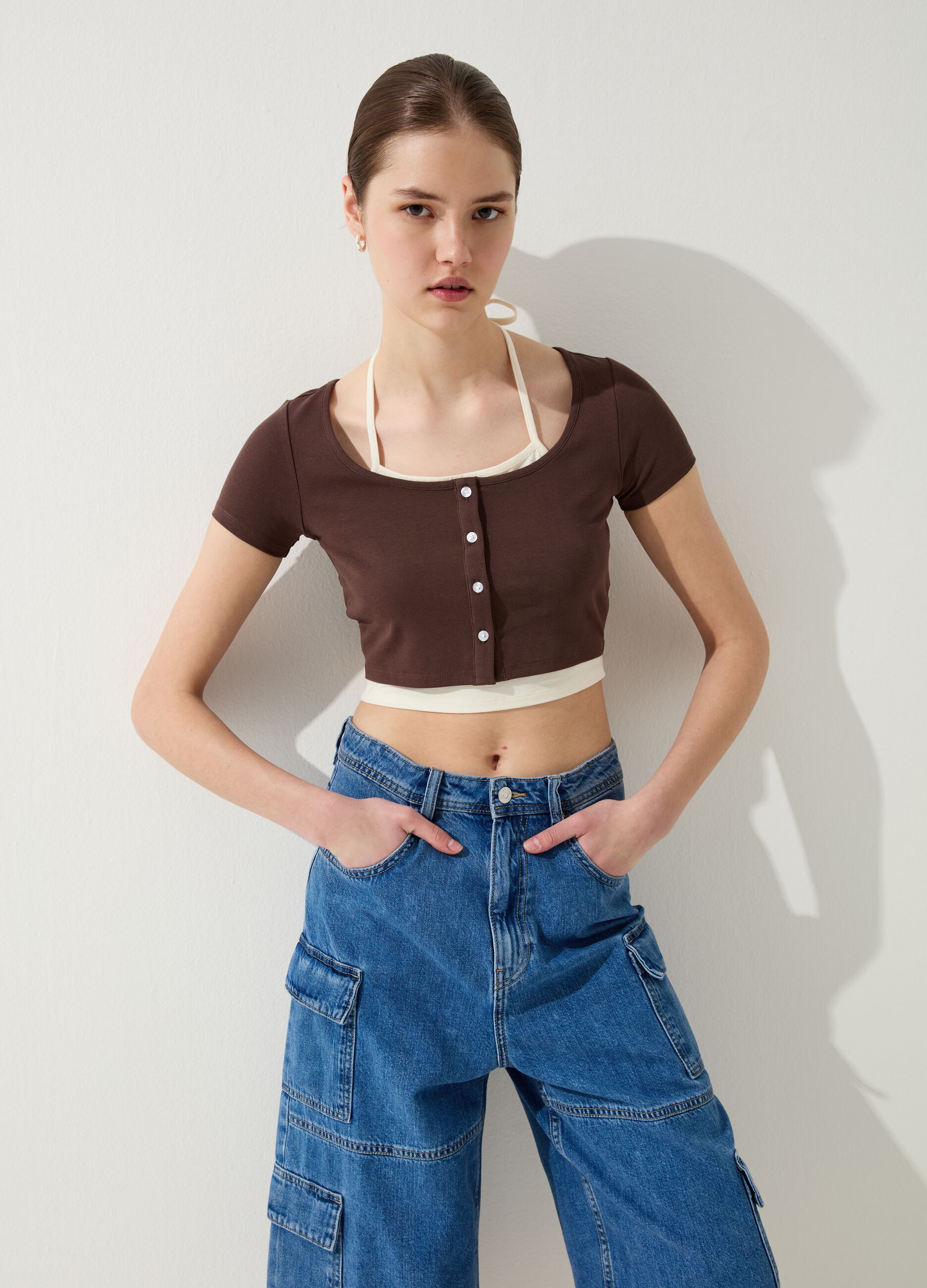 T-shirt crop con bottoni e canotta interna