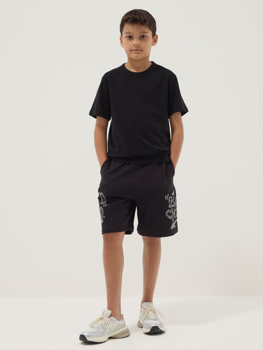 Shorts neri in puro cotone da ragazzo oversize fit con stampe_0