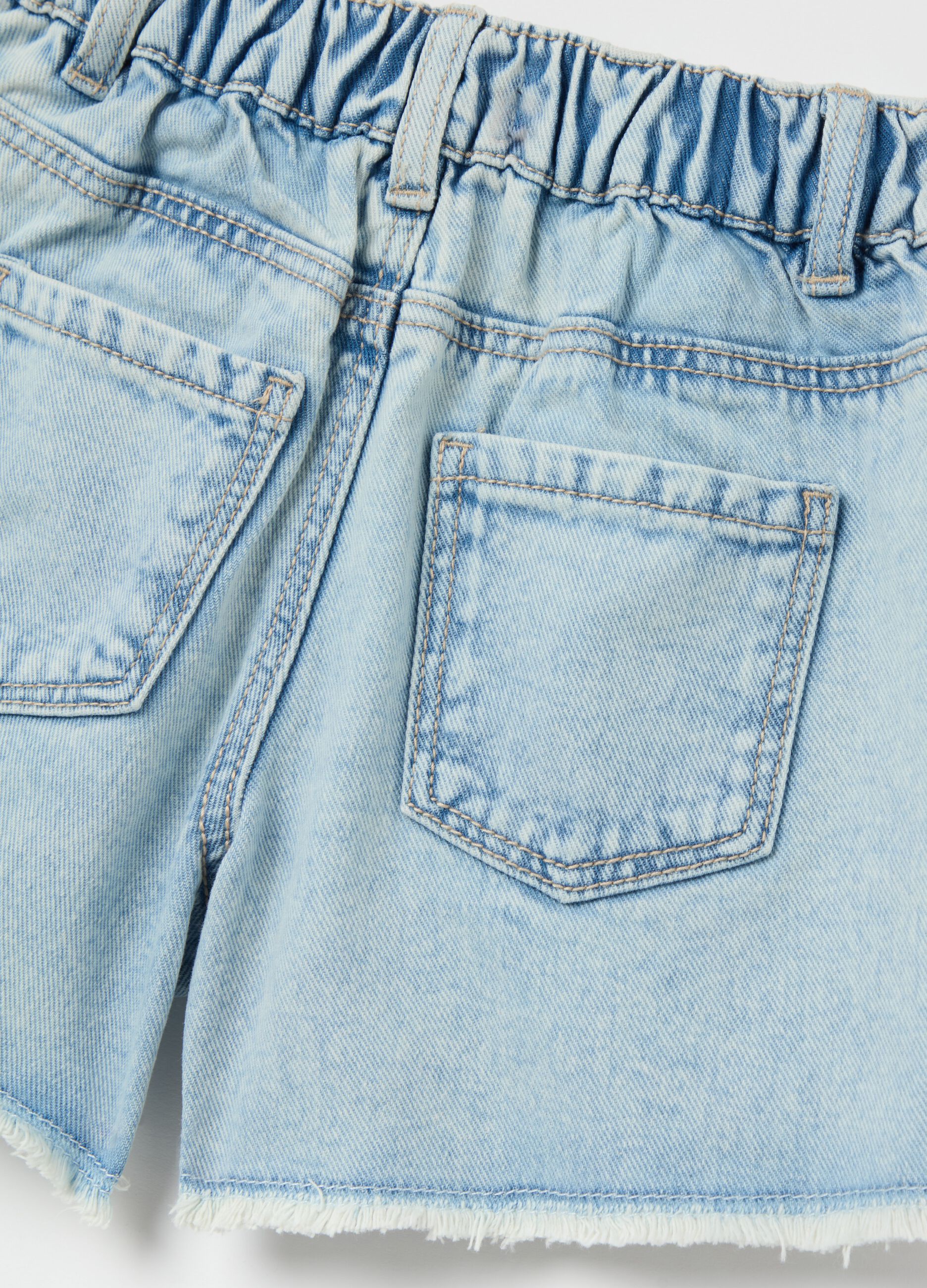 Shorts in denim con ricamo farfalle