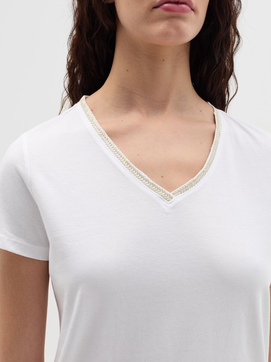T-shirt with V neck and application_2