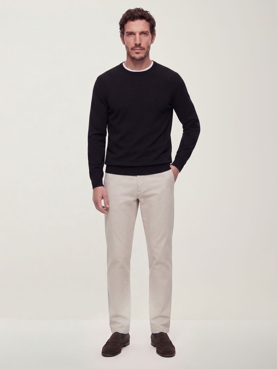 Maglia girocollo nera in misto viscosa regular fit_1