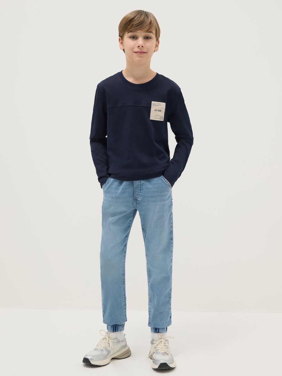 Jeans in denim blu da ragazzo regular fit con vita elastica_0