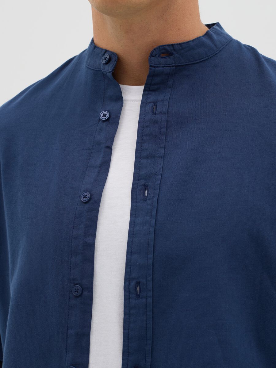 Regular blue shirt with Mandarin collar made of cotton and linen_3