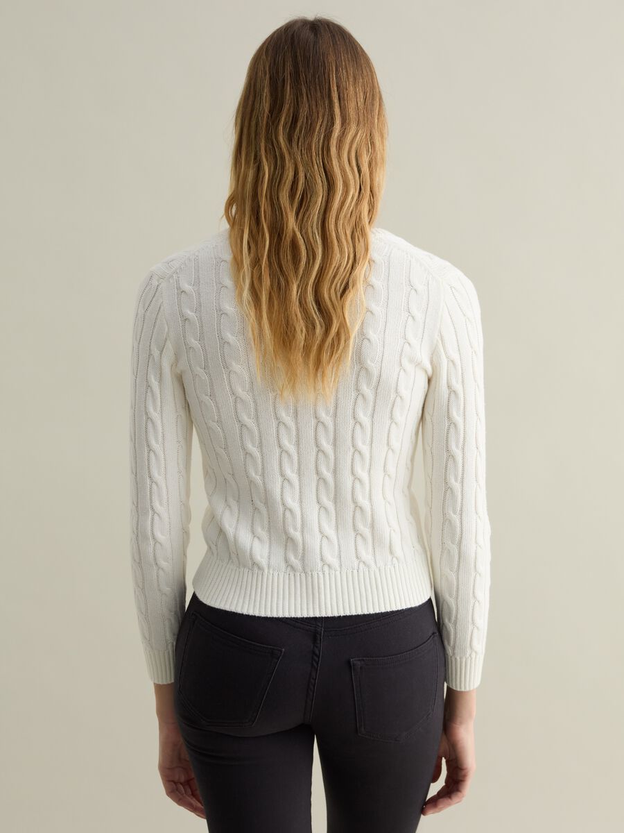Cable-knit pullover with V neck_2