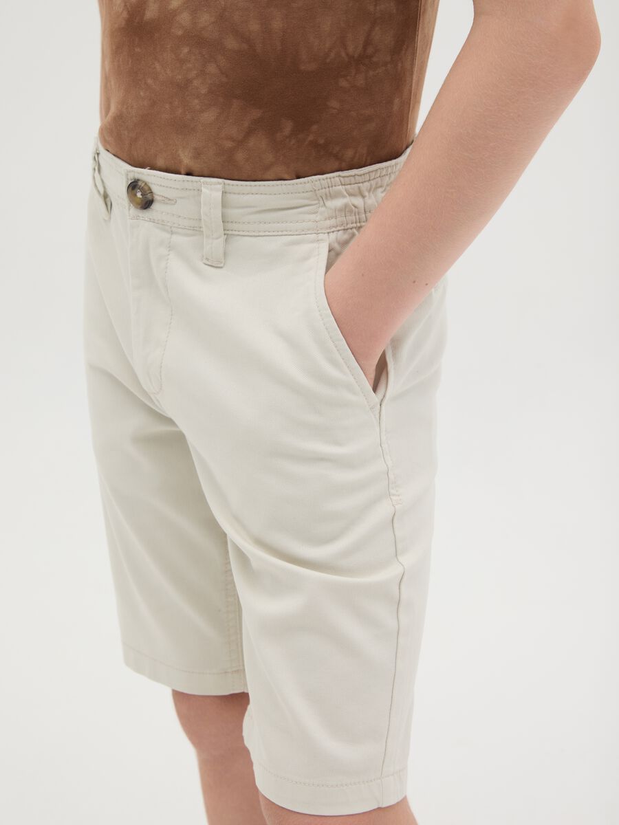 Beige regular fit stretch cotton boy's shorts with pockets_2