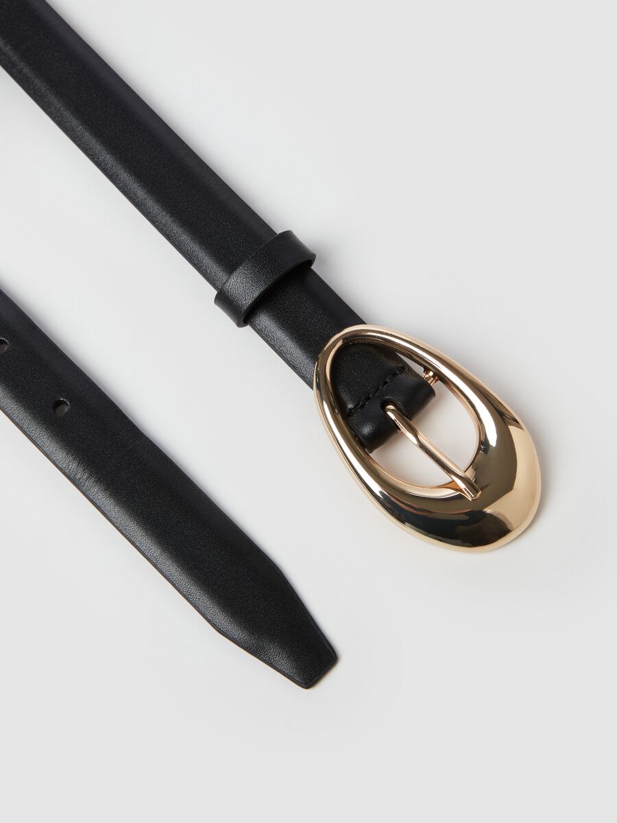 Contemporary leather belt with oval-shaped buckle_1