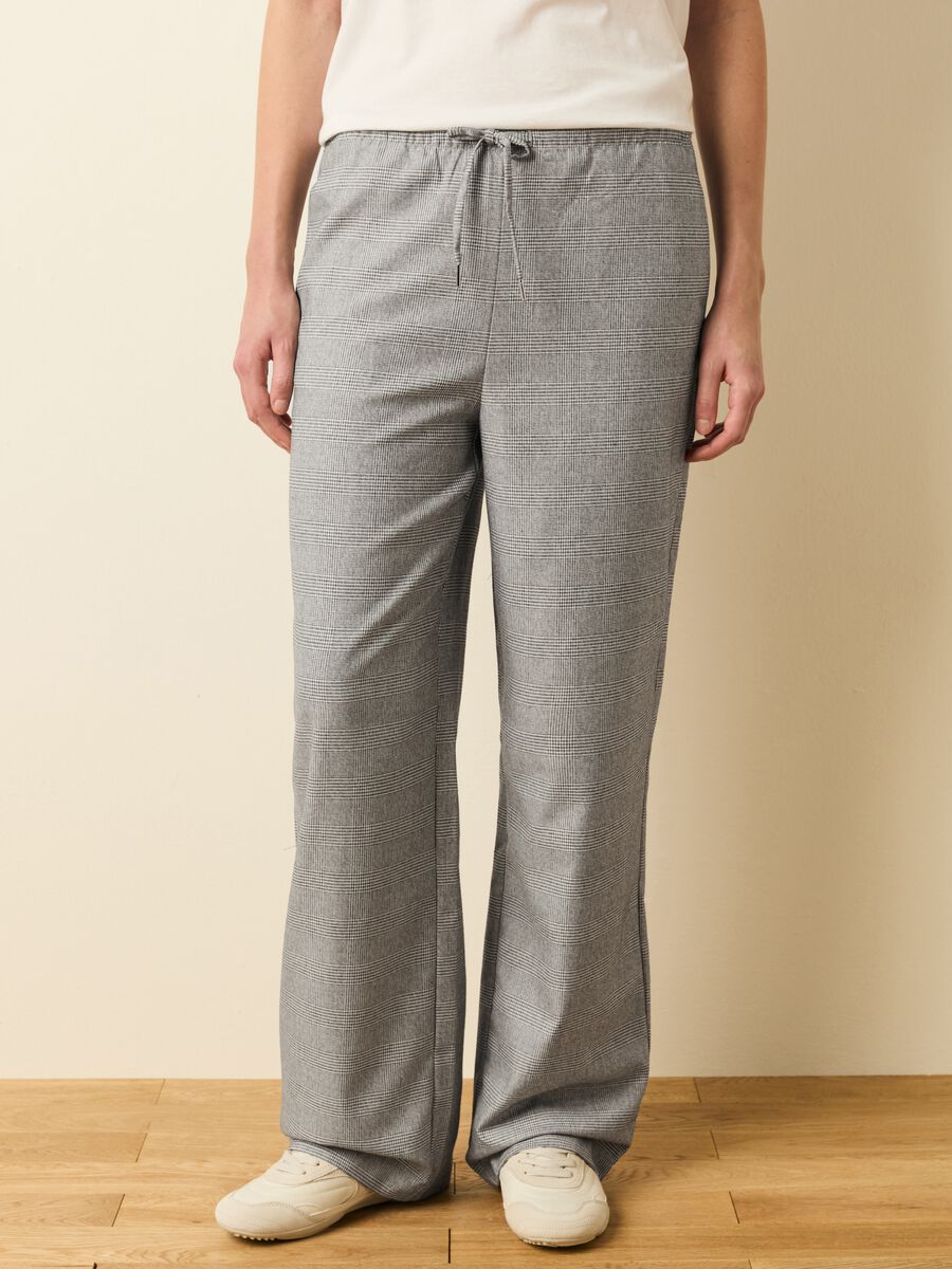 Jogger trousers with Prince of Wales pattern_1