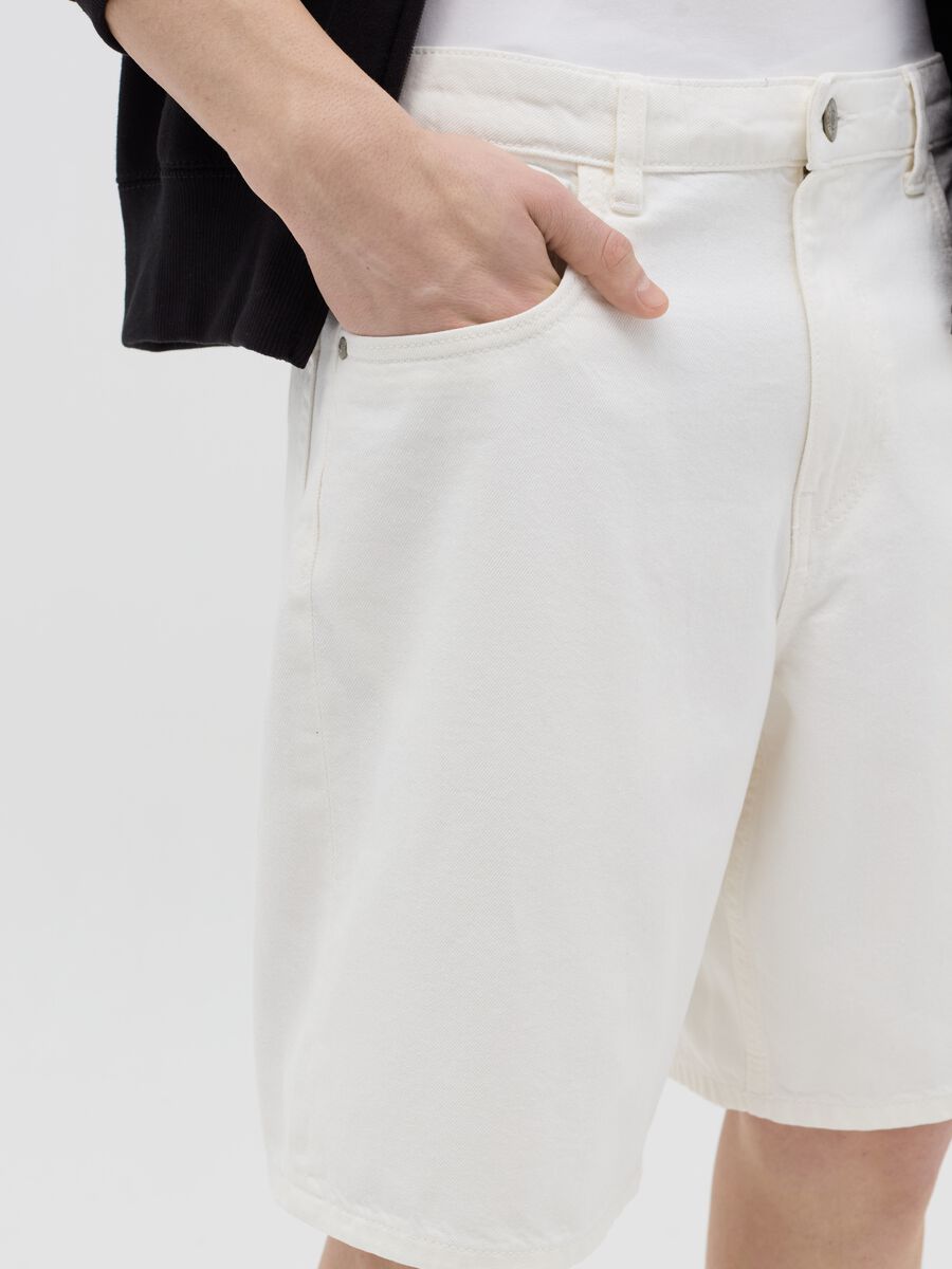 Baggy-fit Bermuda shorts in denim with five pockets_2