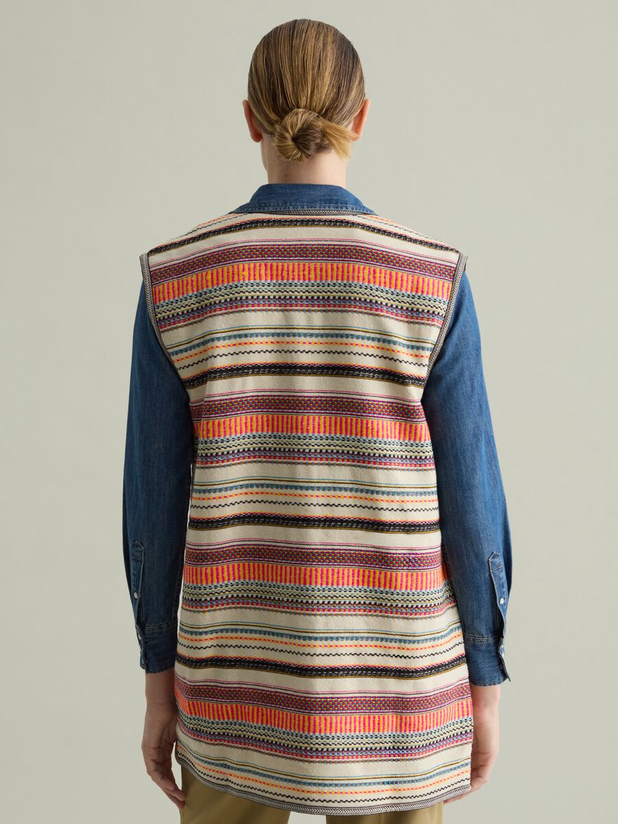 Long open gilet with ethnic pattern_3