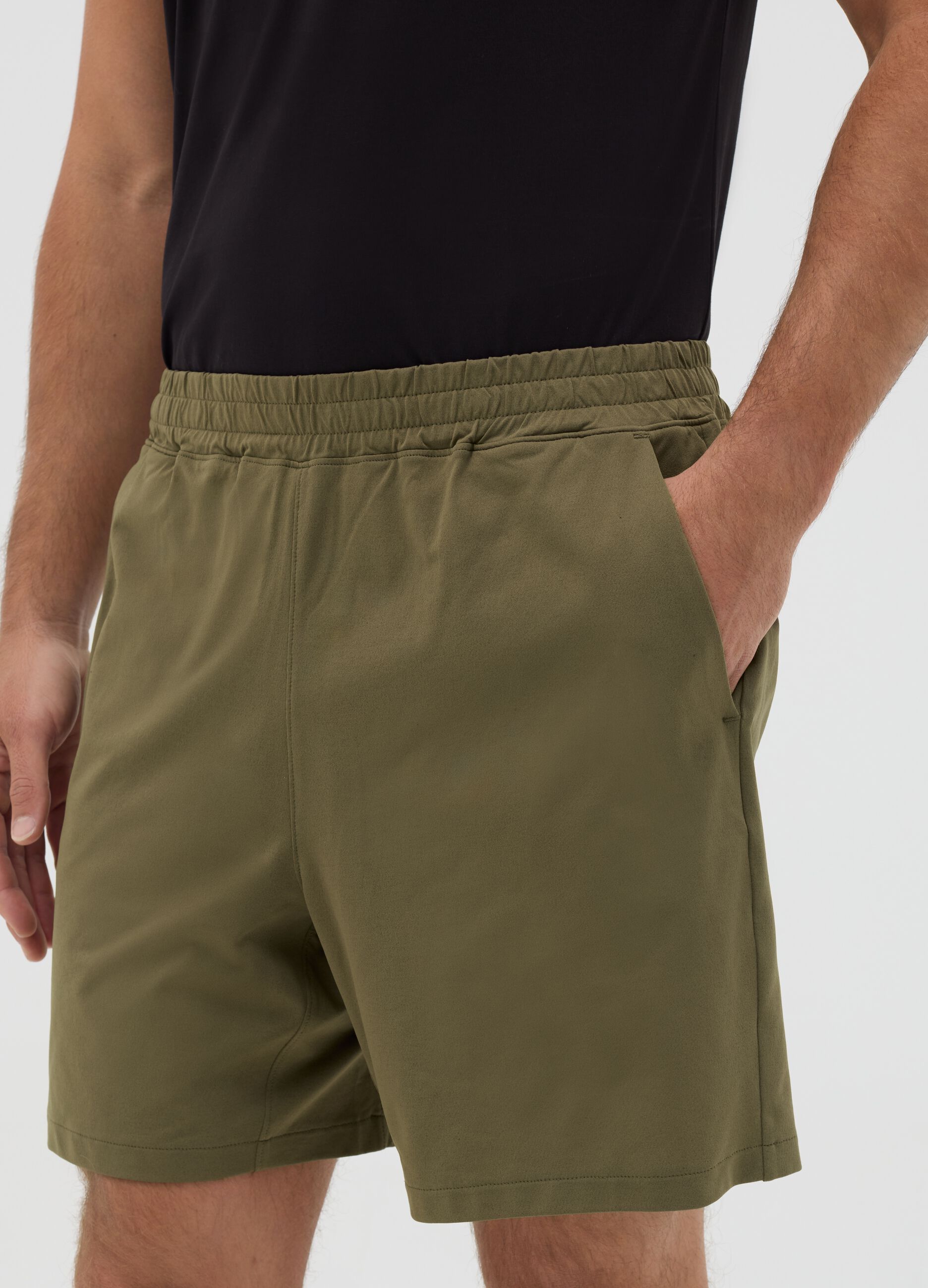 Green Bermuda joggers in stretch fabric