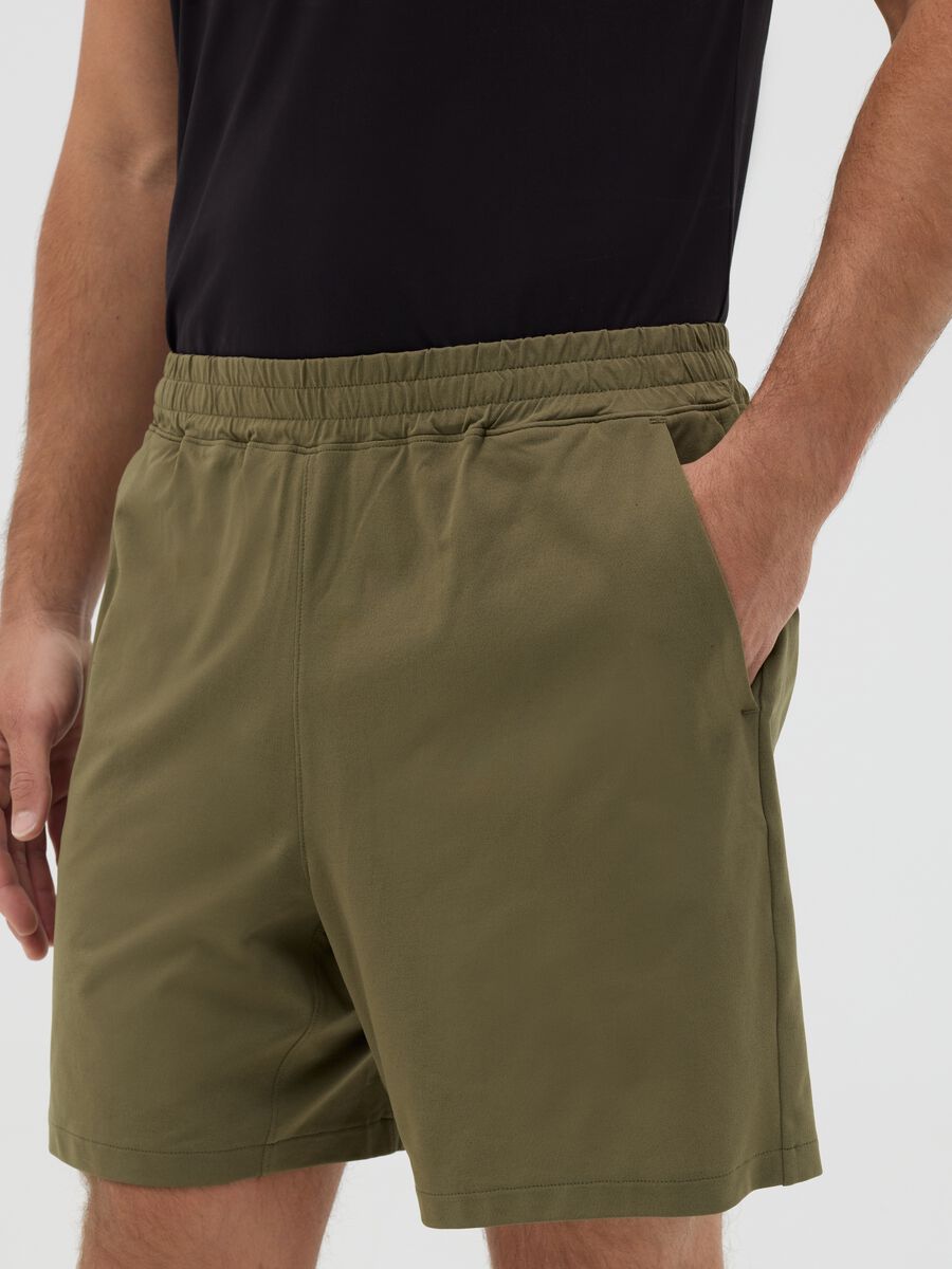 Green Bermuda joggers in stretch fabric_2