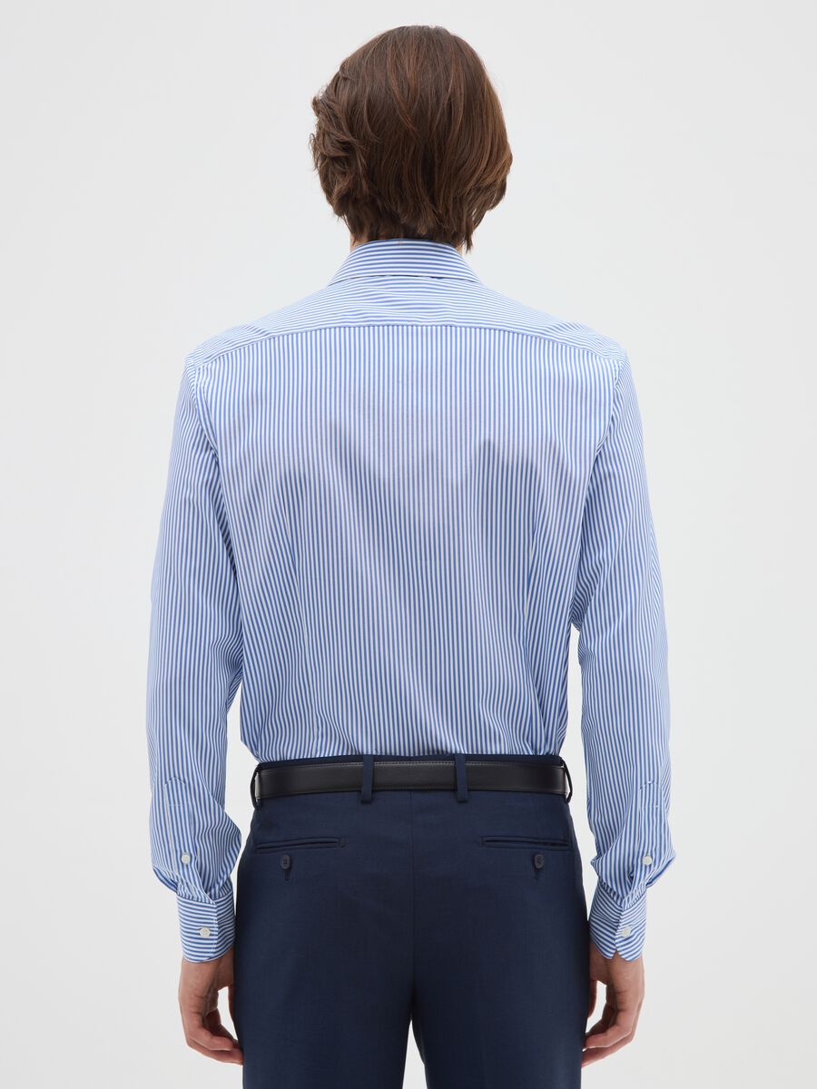 Camicia slim azzurra a righe con colletto francese e bottoni _2
