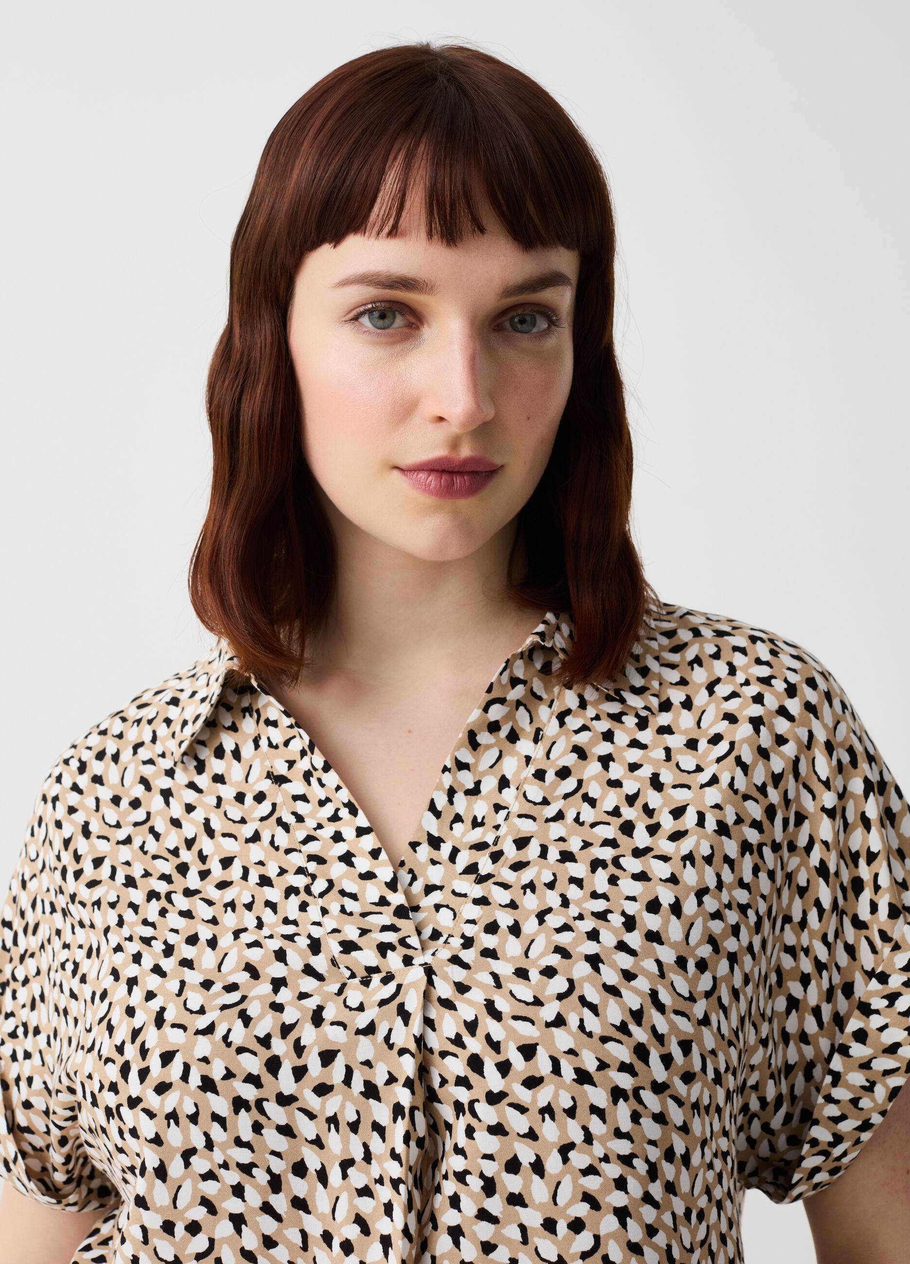 Curvy blouse with speckled print in viscose