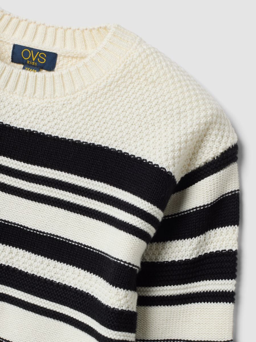 Maglia bianca in misto cotone a righe con girocollo per bambina_2