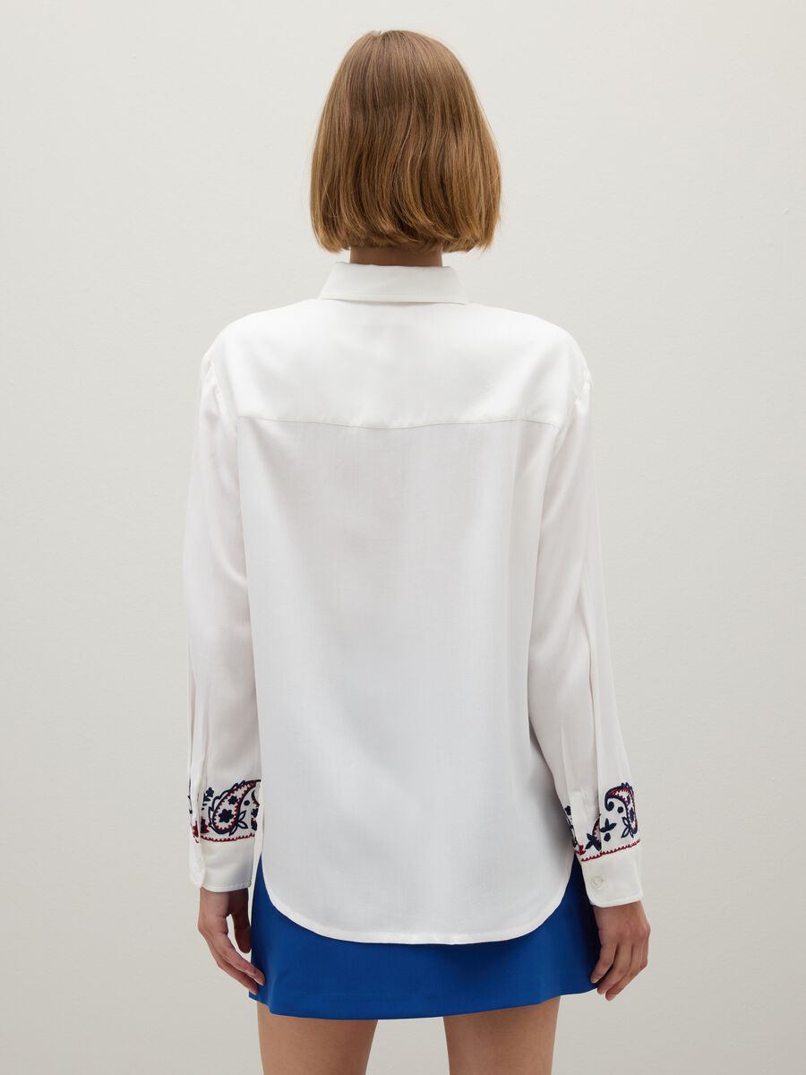 White embroidered regular fit shirt_2