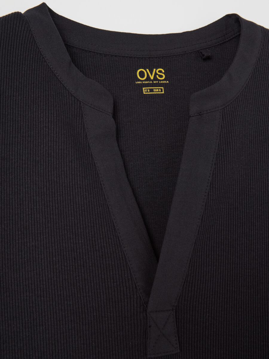 Thin ribbed T-shirt with V neck_5