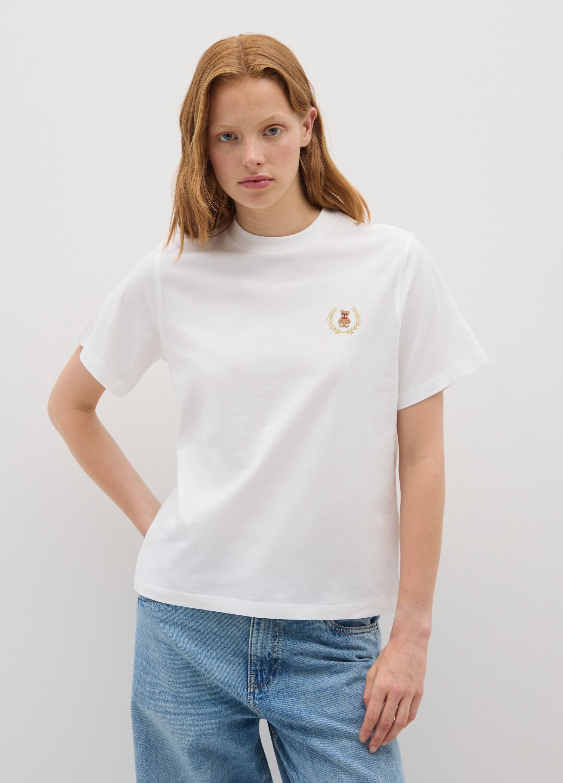 White pure cotton T-shirt relaxed fit with emblem