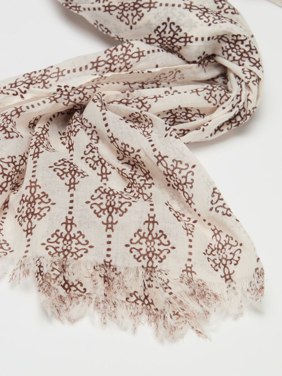 Fringed scarf with ethnic print_2