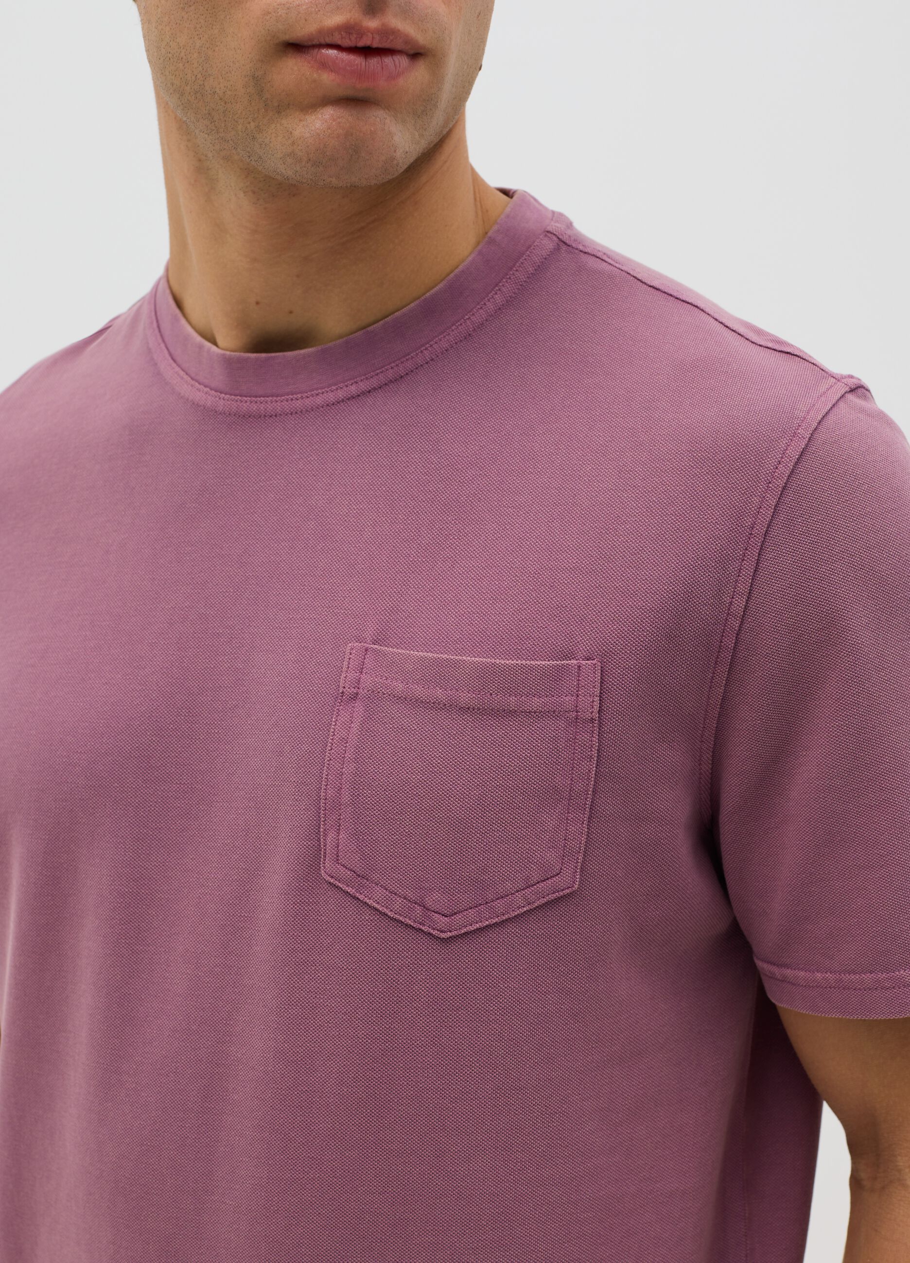 T-shirt viola in cotone con tasca