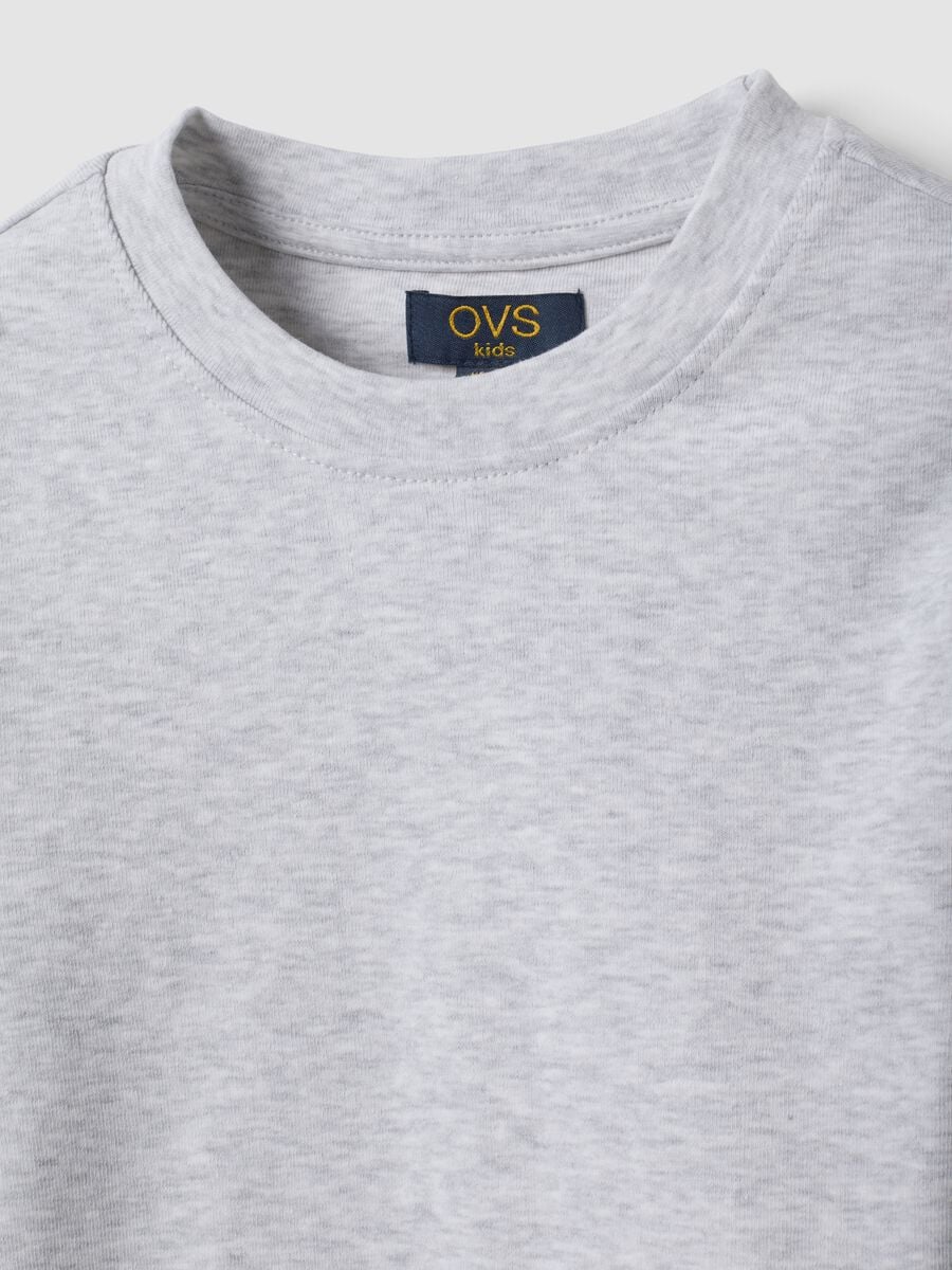 T-shirt grigia in cotone organico elasticizzato con collo a costine per ragazza_2