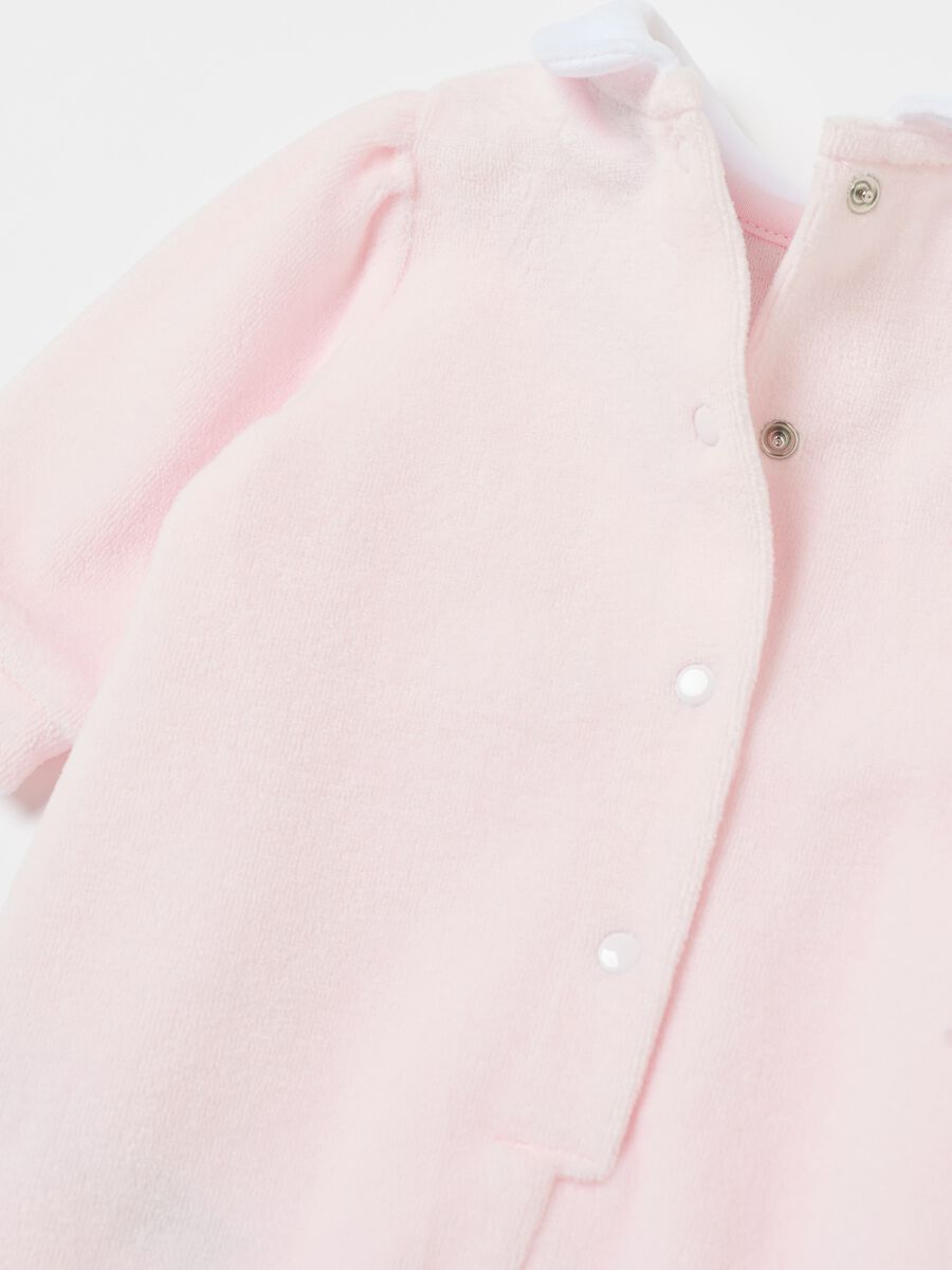 Tutina in velour con piedini ricamo cuoricini_3
