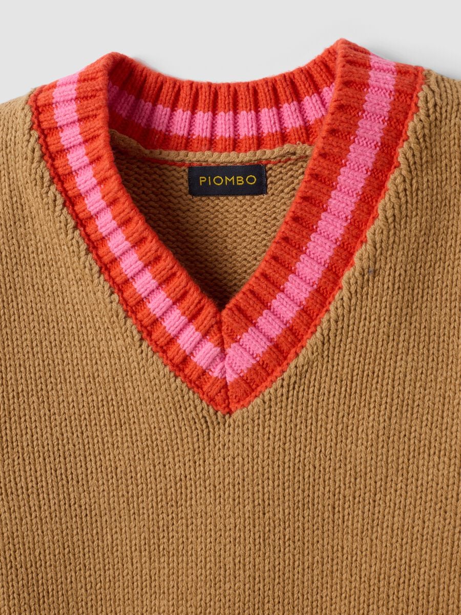 Gilet marrone in misto cotone con scollo a V e profilo a contrasto per bambina_2