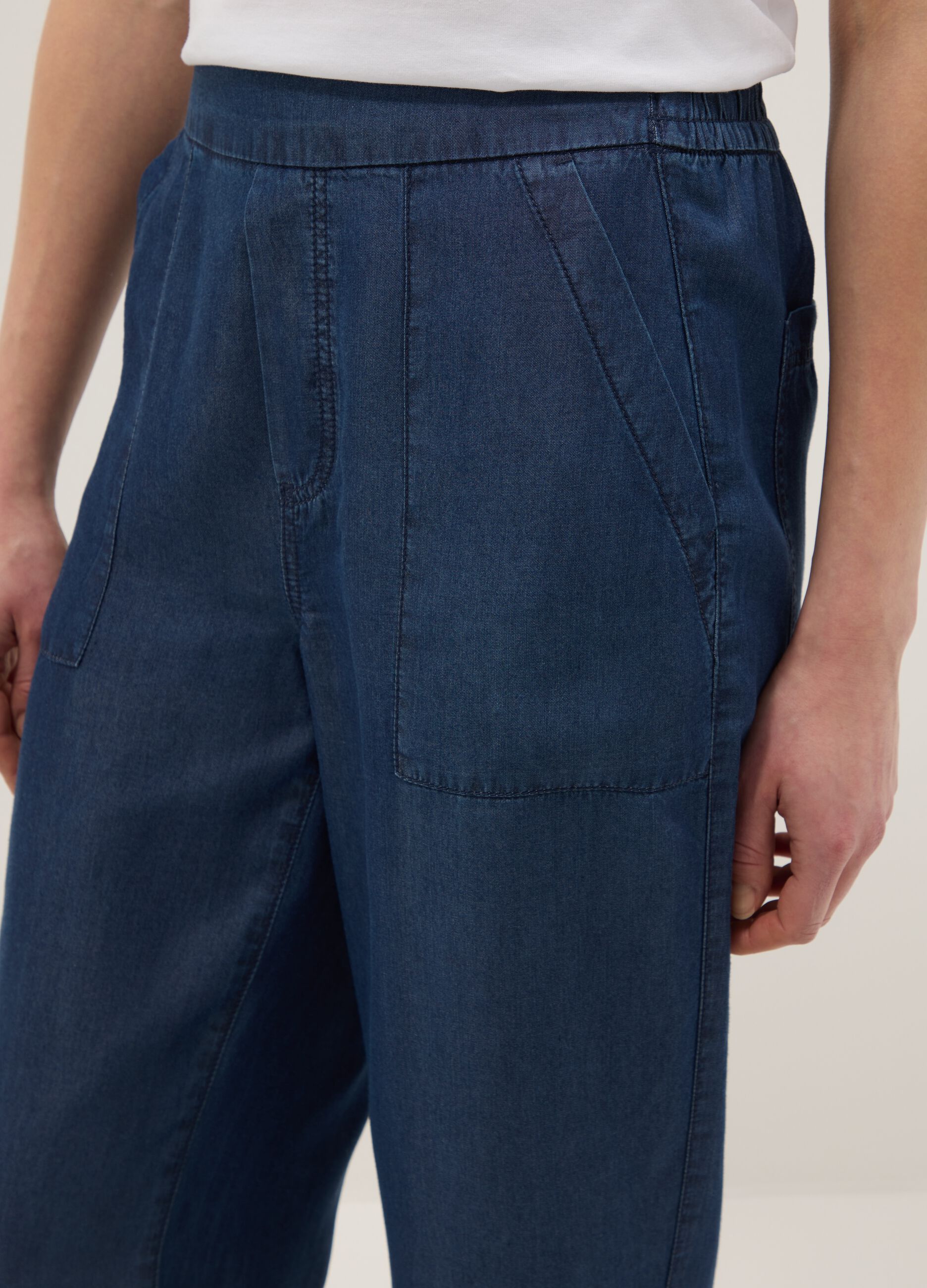 Blue denim jeans in 100% lyocell with elasticated waist, relaxed fit
