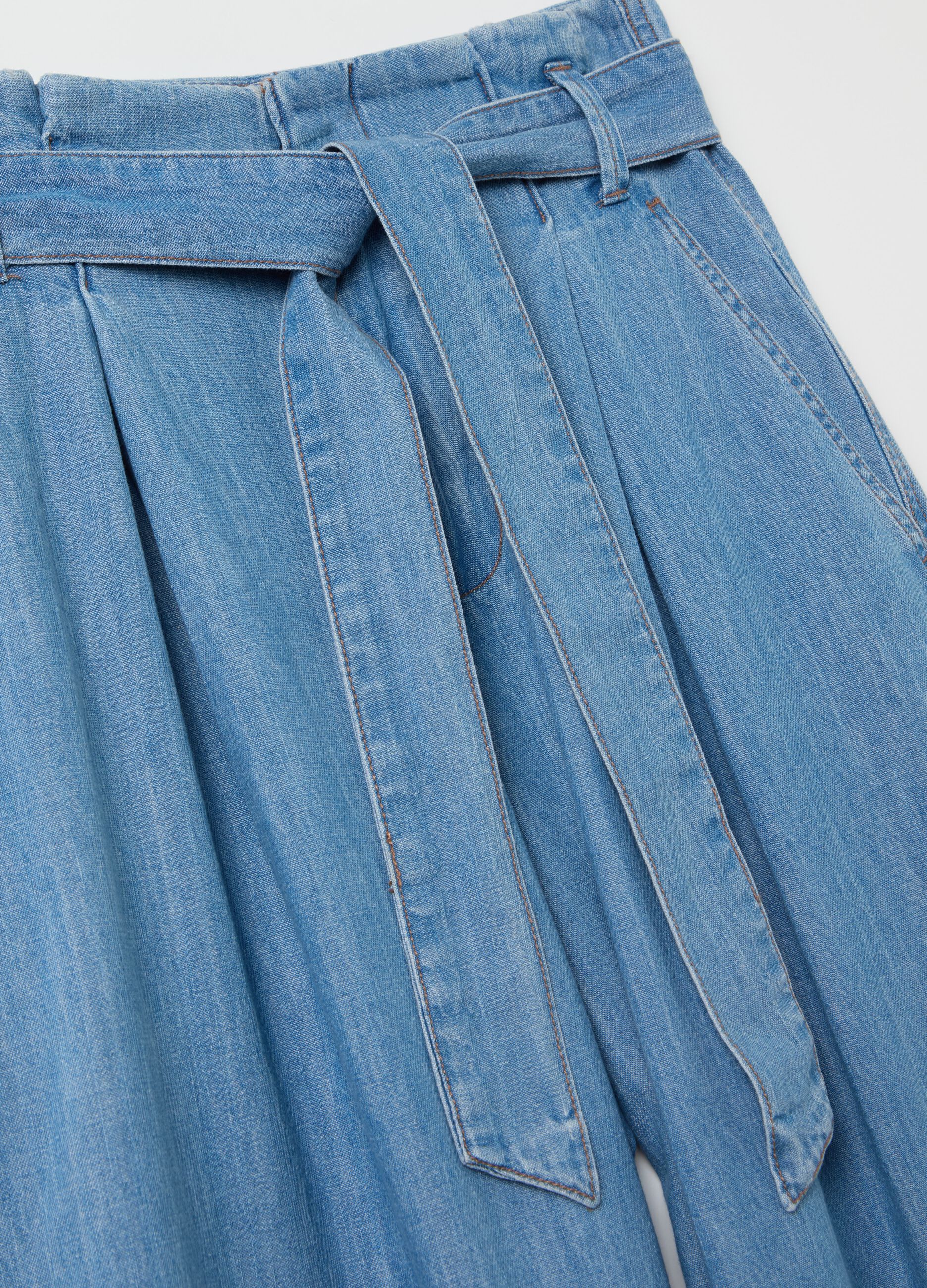 Fluid trousers in denim with darts