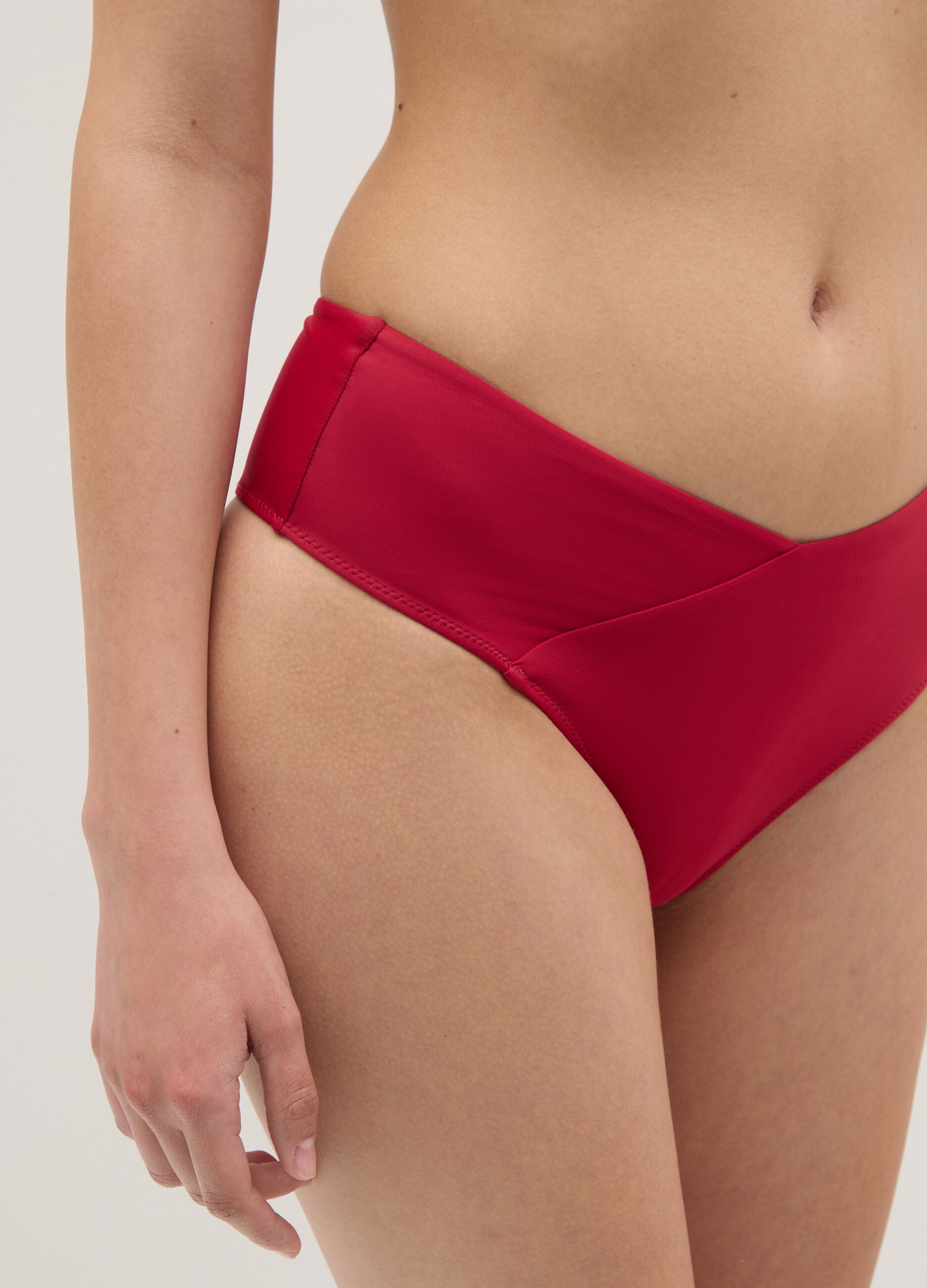 Women’s high-rise briefs in red stretch fabric.