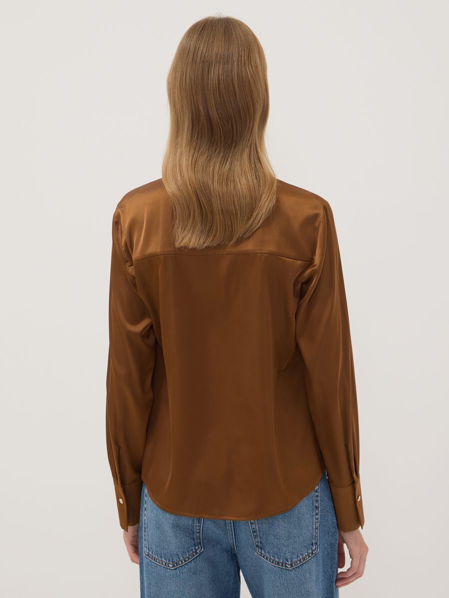 Camicia marrone in tessuto elasticizzato con collo classico_3