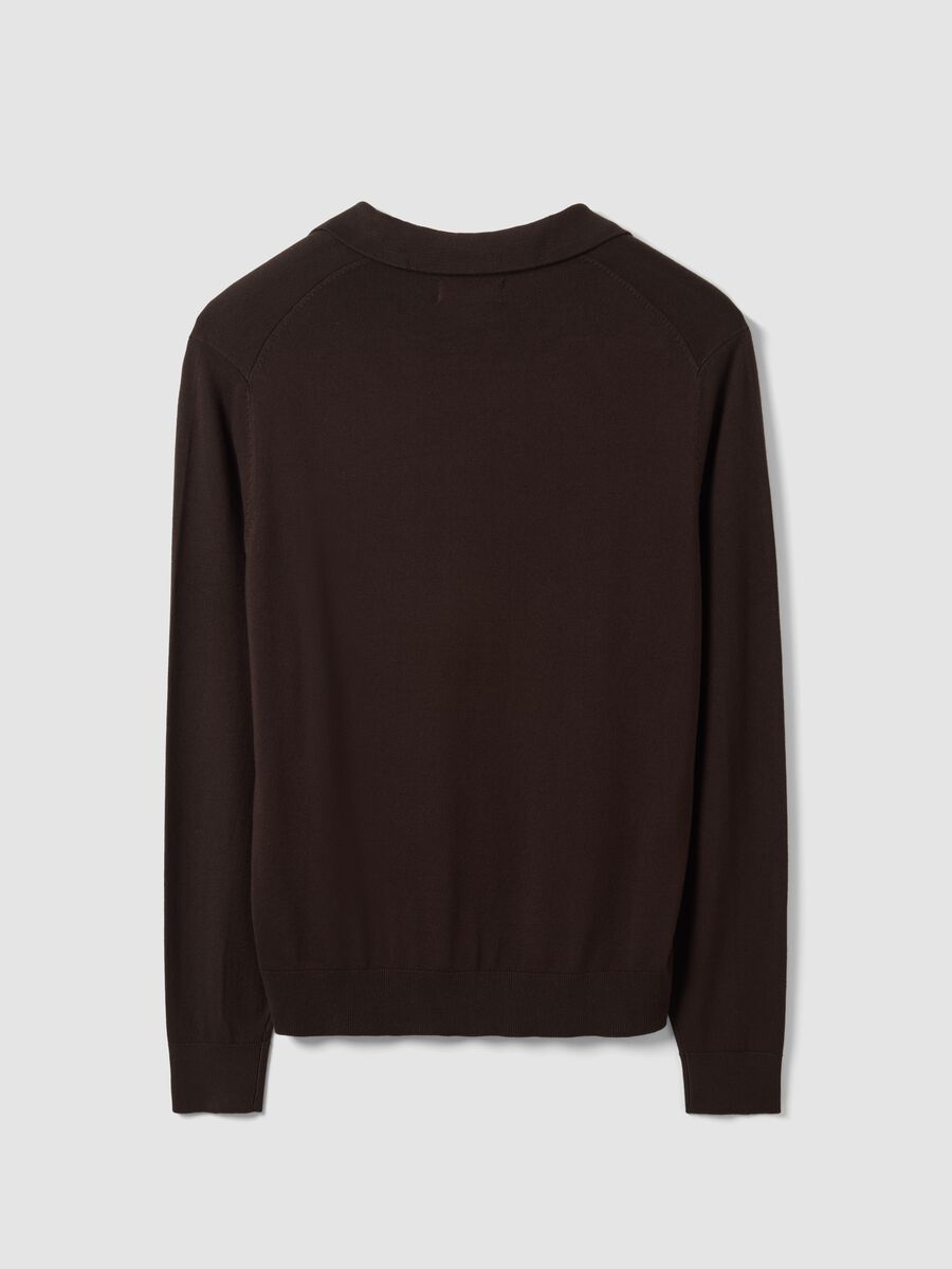 Polo marrone in misto viscosa con scollo a V e colletto regular fit_2