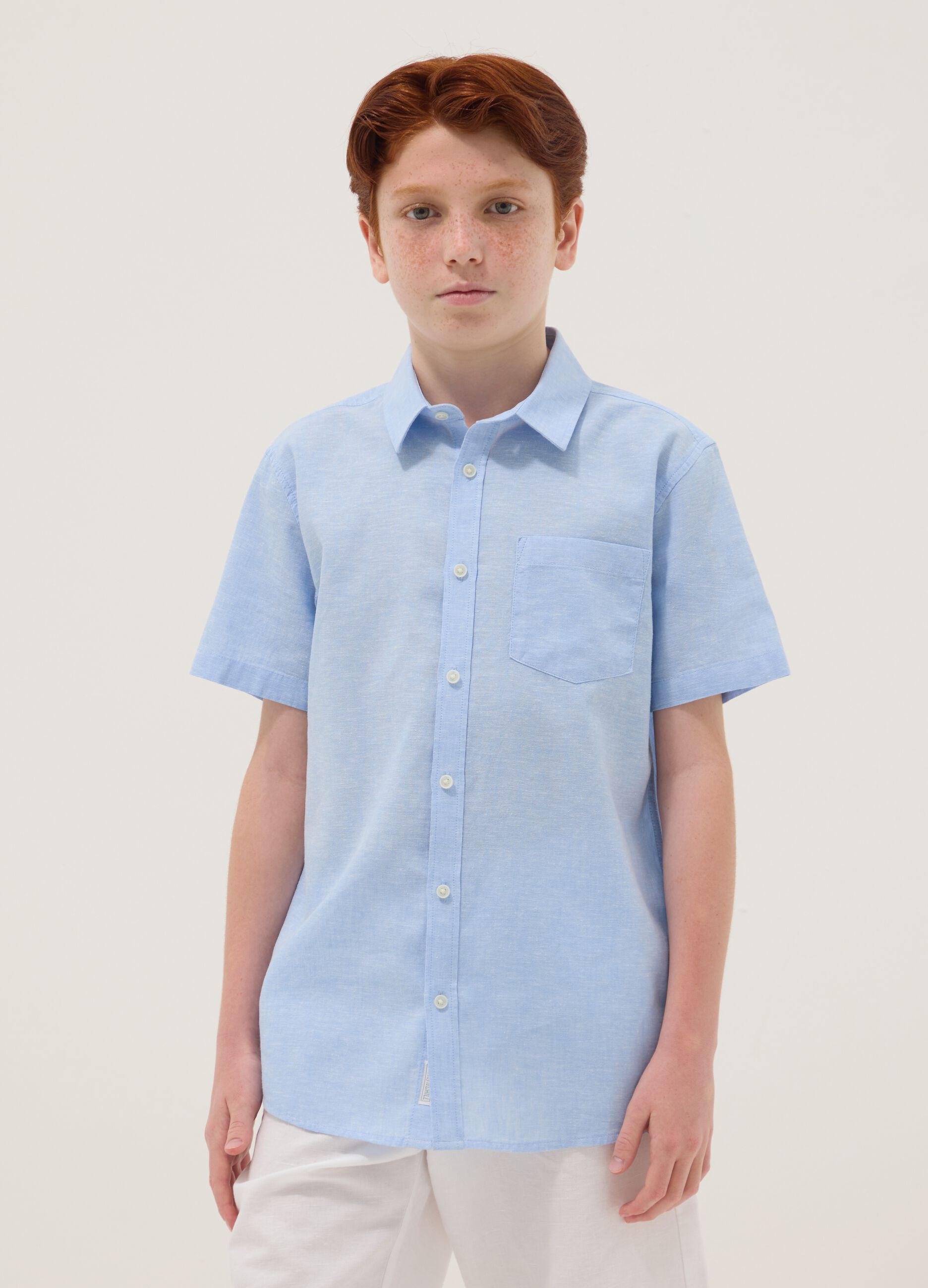 Boys&rsquo; light blue short-sleeve linen-cotton blend shirt, regular fit