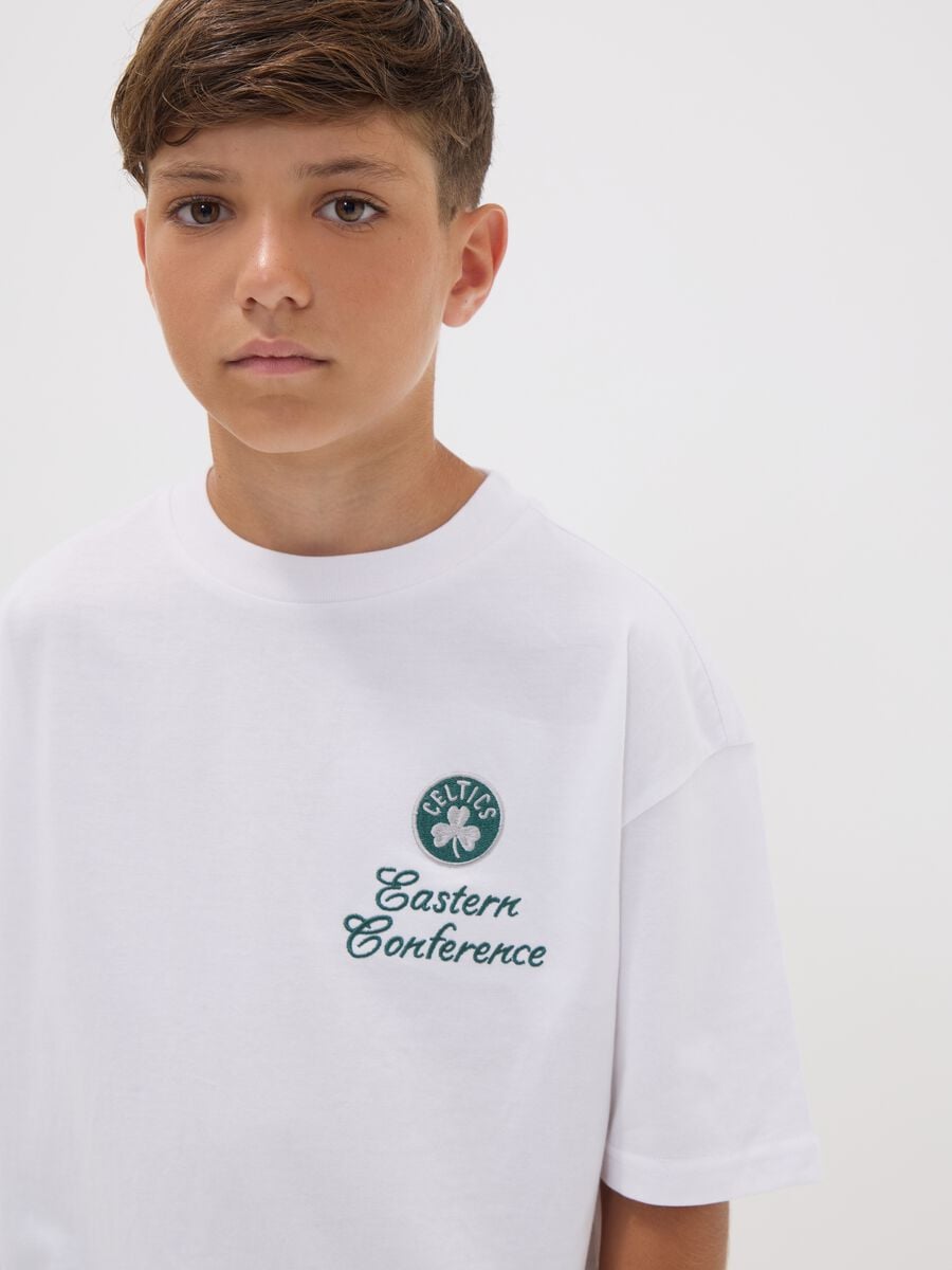 T-shirt bianca in puro cotone con stampa Celtics per ragazzo_2