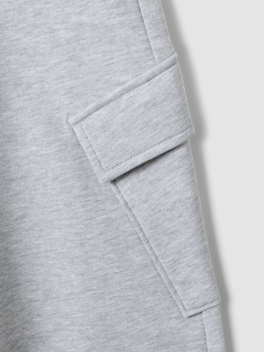 Pantaloni grigi in puro cotone wide leg con tasche cargo_2