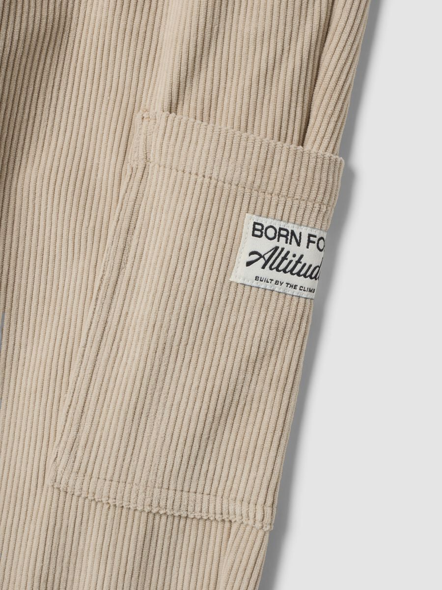Pantaloni bianchi cargo comfort fit con vita elasticizzata_2