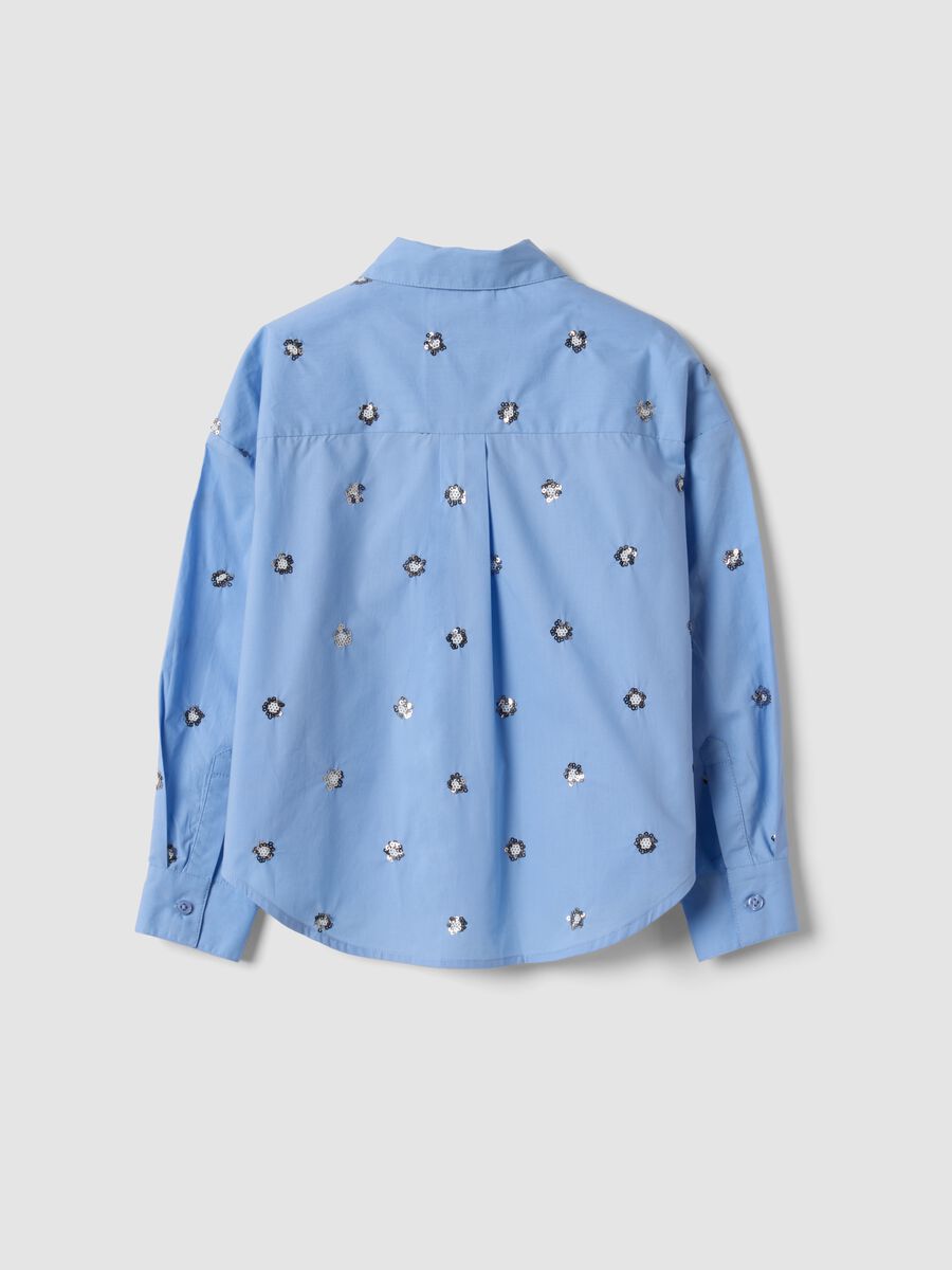 Camicia over azzurra in puro cotone con paillettes a fiore_2