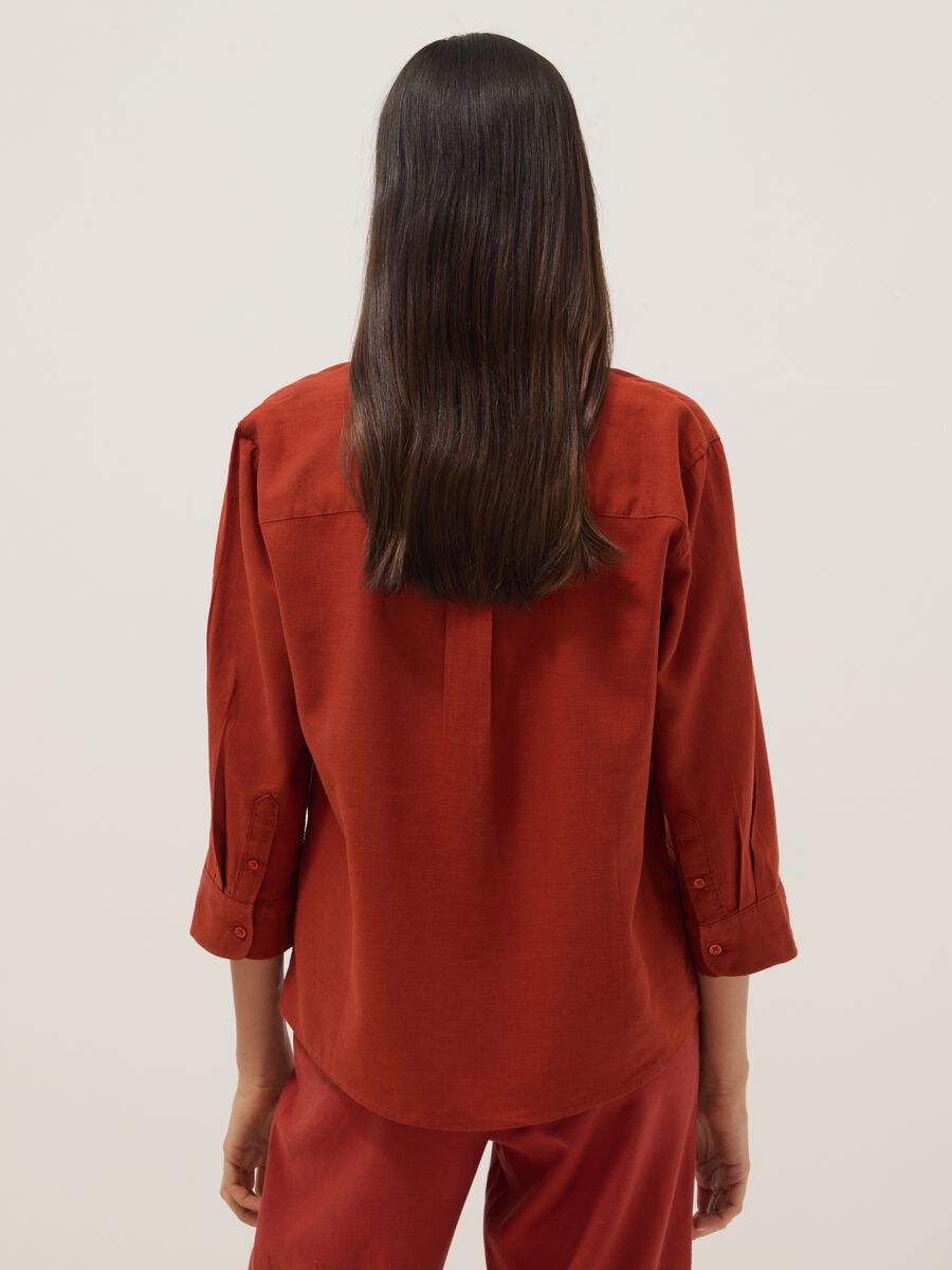 Camicia in misto lino e viscosa rossa regular fit con collo a V_3