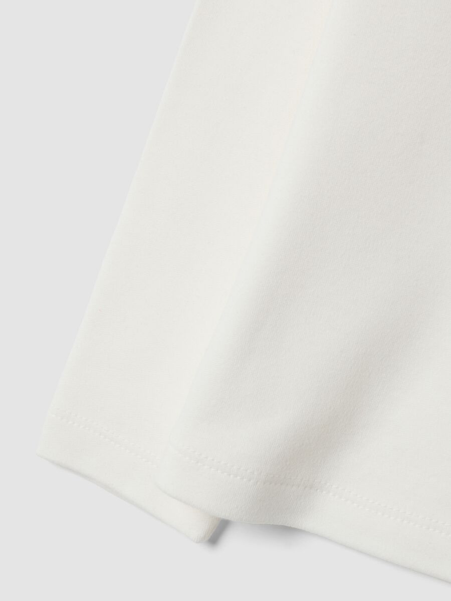T-shirt bianca in puro cotone dolcevita con stampa_3