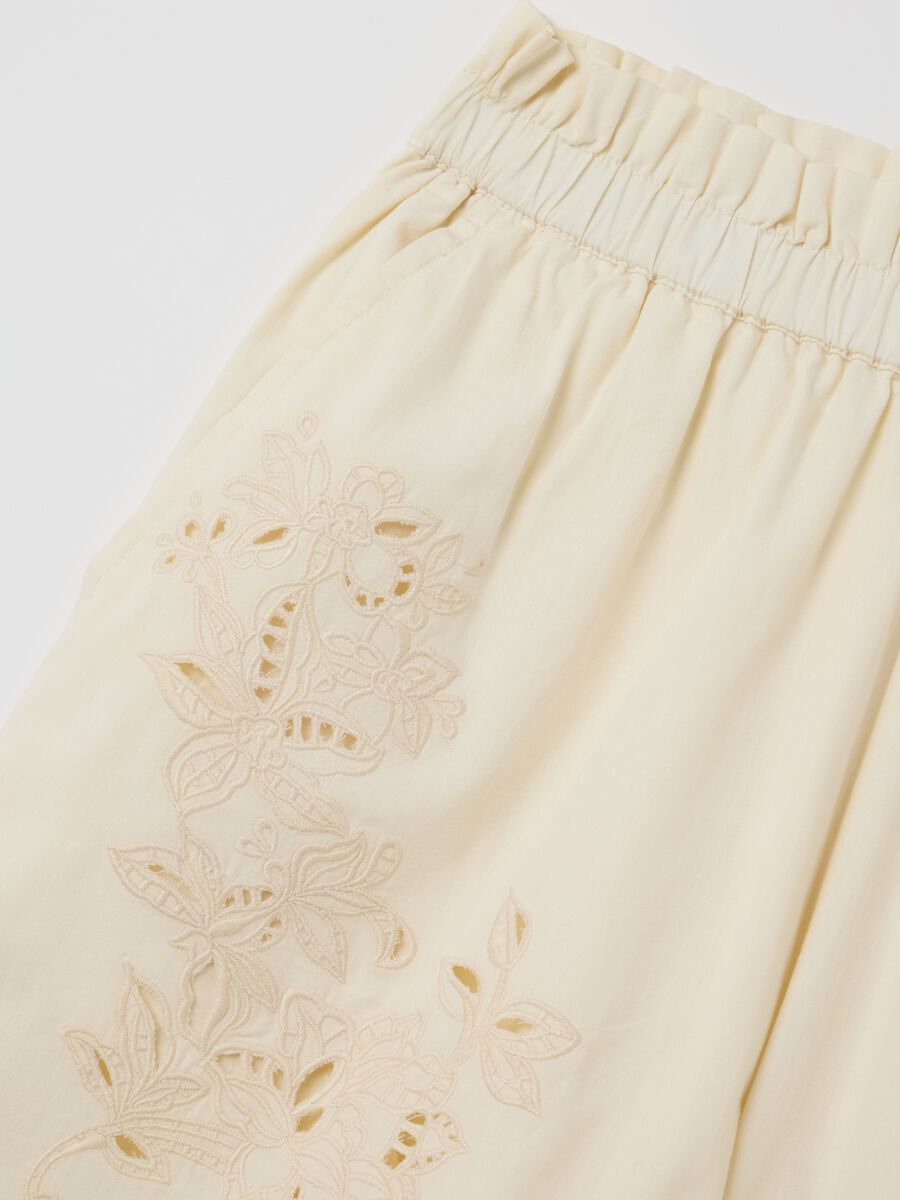 Bermuda shorts with floral embroidery in cotton_5