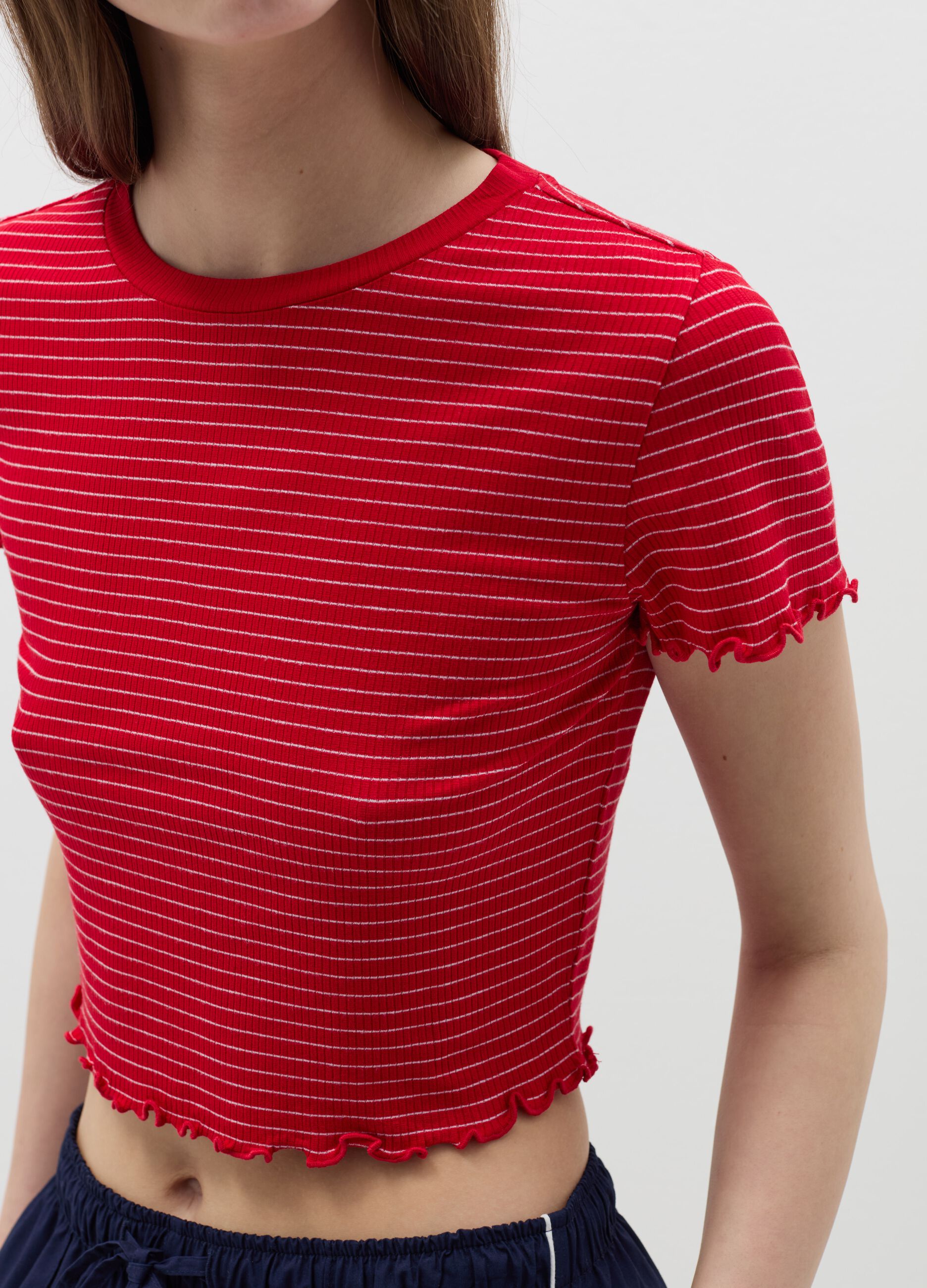 Flat-ribbed T-shirt with wavy edging
