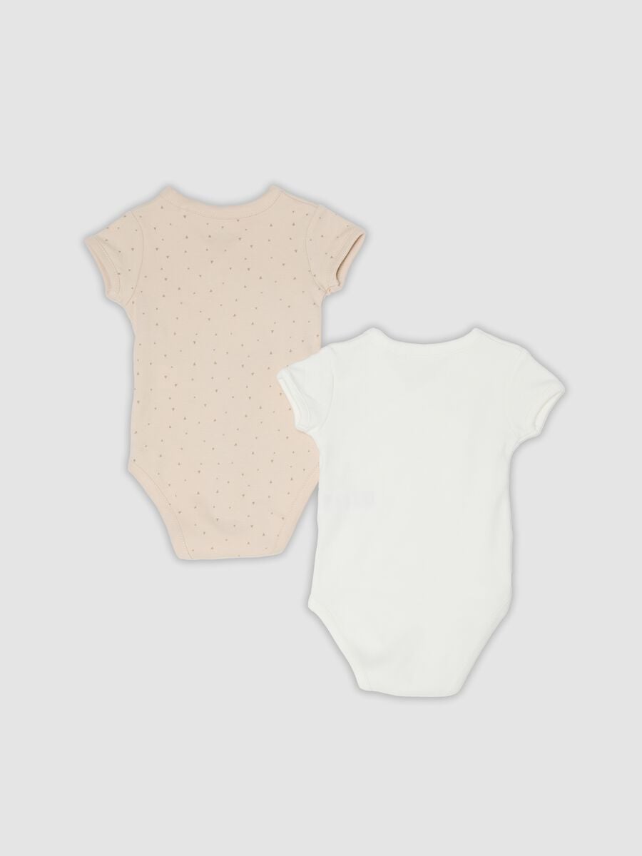 Bipack di body beige e bianco in cotone organico a maniche corte per bimbo_1