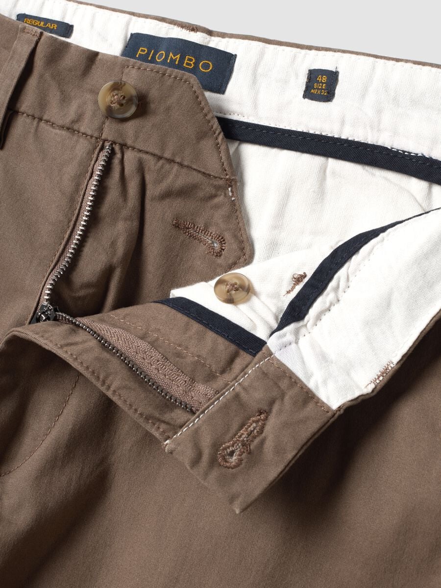 Pantaloni chino marroni in twill di cotone elasticizzato regular fit_5